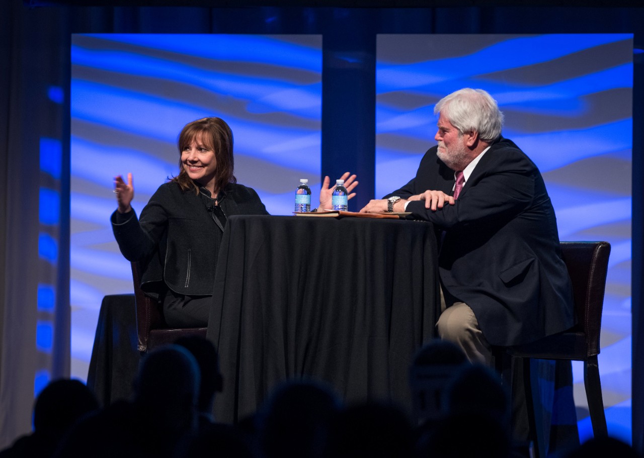 General Motors CEO Mary Barra (links) spricht auf einer Keynote mit dem Chefredakteur der US-Zeitschrift Automotive News, Keith Crain, auf dem Automotive News World Congress am 14. Januar 2015 im Rahmen der Detroit Auto Show.