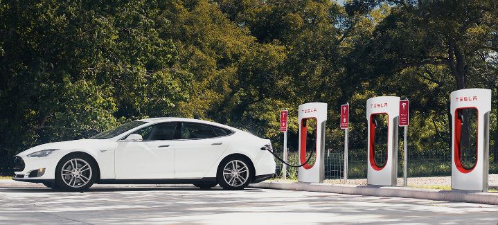 So bewirbt Tesla seine Elektroautos.