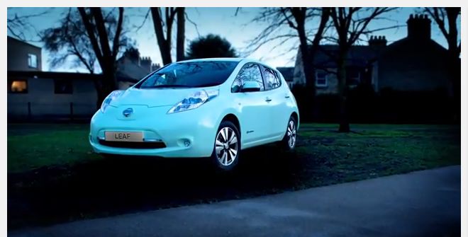 Der leuchtende Autolack des Nissan - hier an dem Elektroauto Leaf.