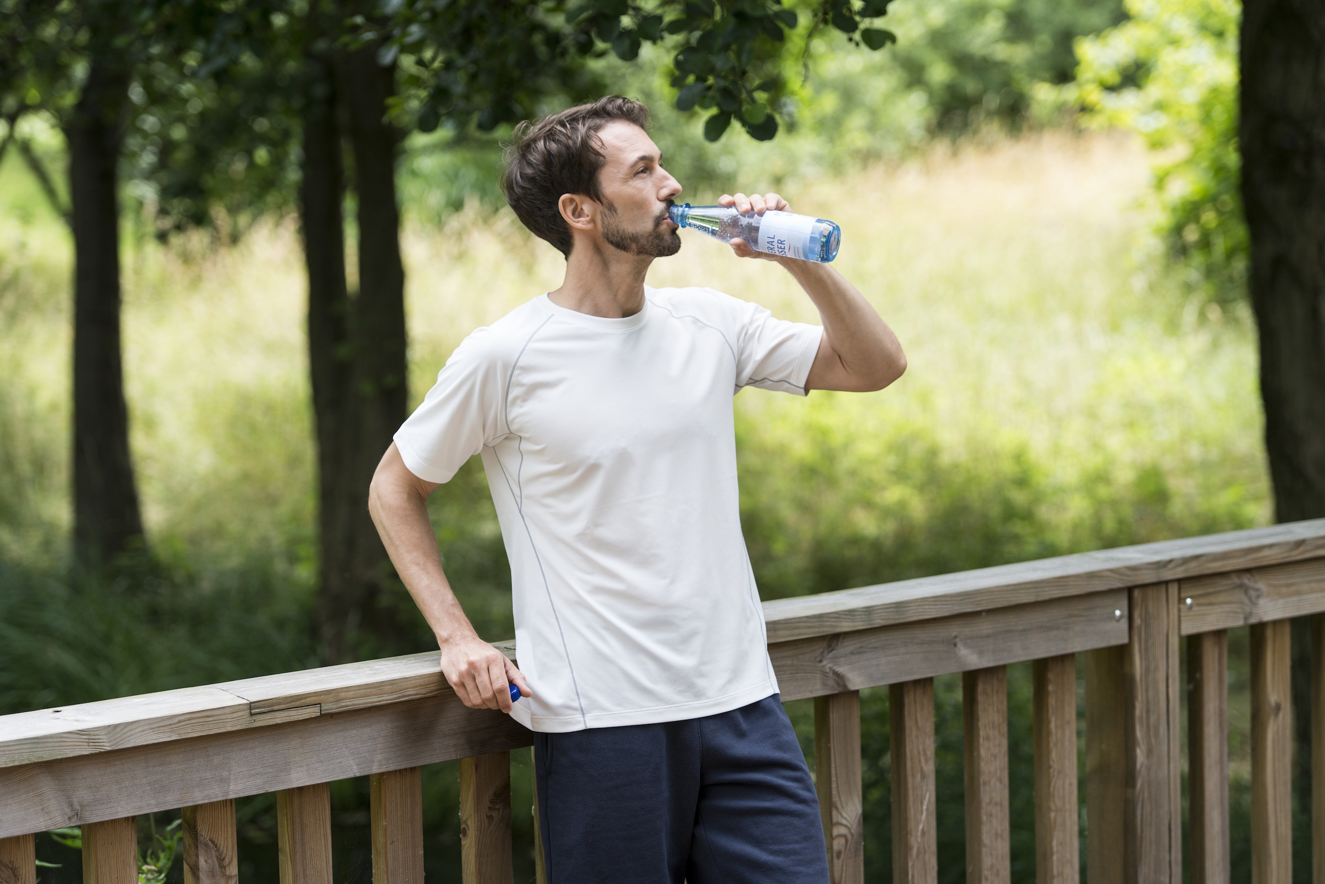 Gerade Mineralwasser ist sehr gesund. Doch Extremsportler sollten das übertriebene Trinken von Wasser lieber sein lassen, warnt jetzt eine Studie.