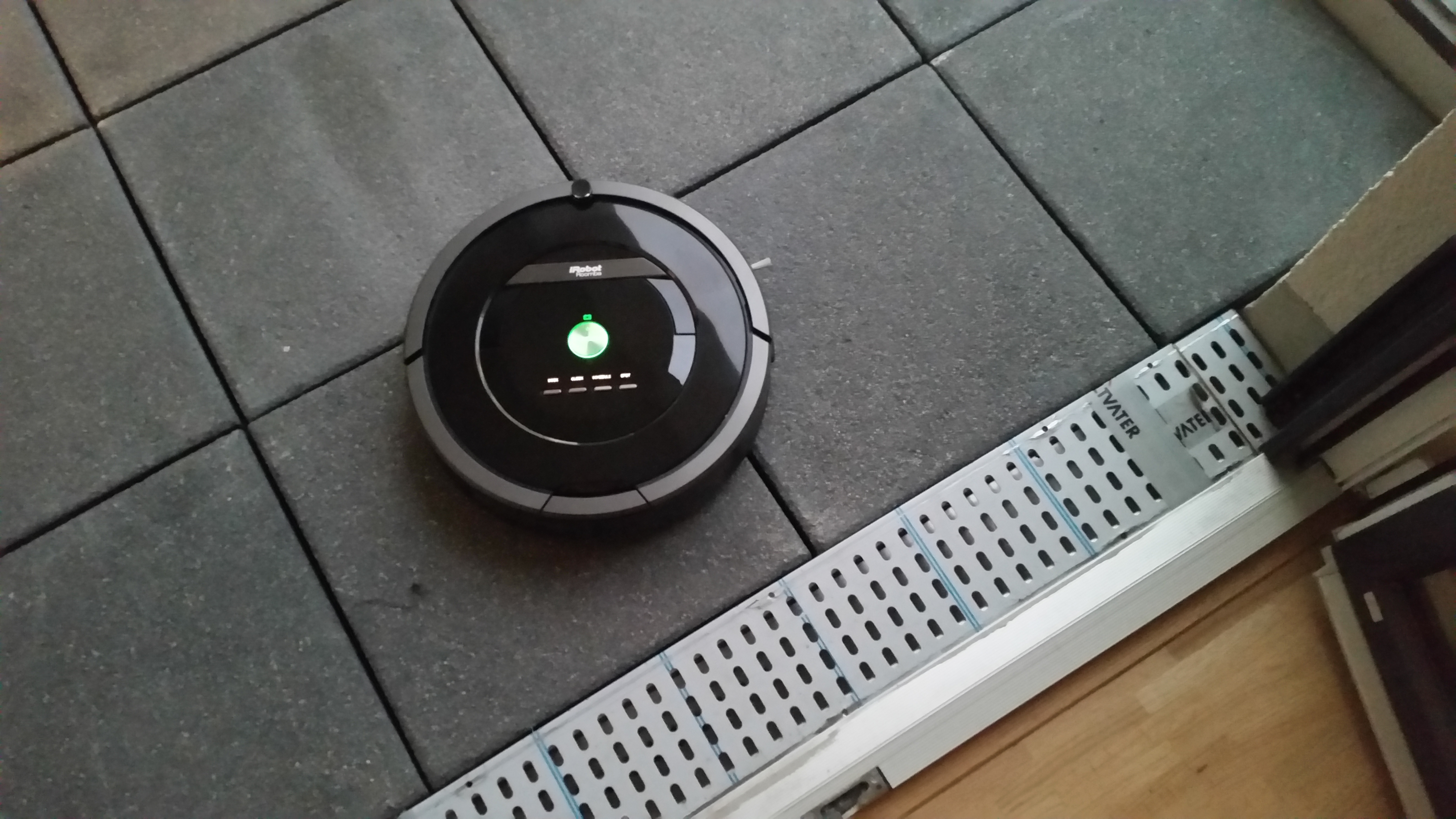 Der iRobot Roomba 880 überzeugte nicht nur Stiftung Warentest, sondern auch netz-trends.de. Hier befreite er mühelos den Balkon von kleinen Steinchen und bretterte dann über die Balkontüre problemlos aber vorsichtig ins Wohnzimmer, um dort weiter zu putzen. Aber der Preis ist immer noch unverhältnismäßig hoch.