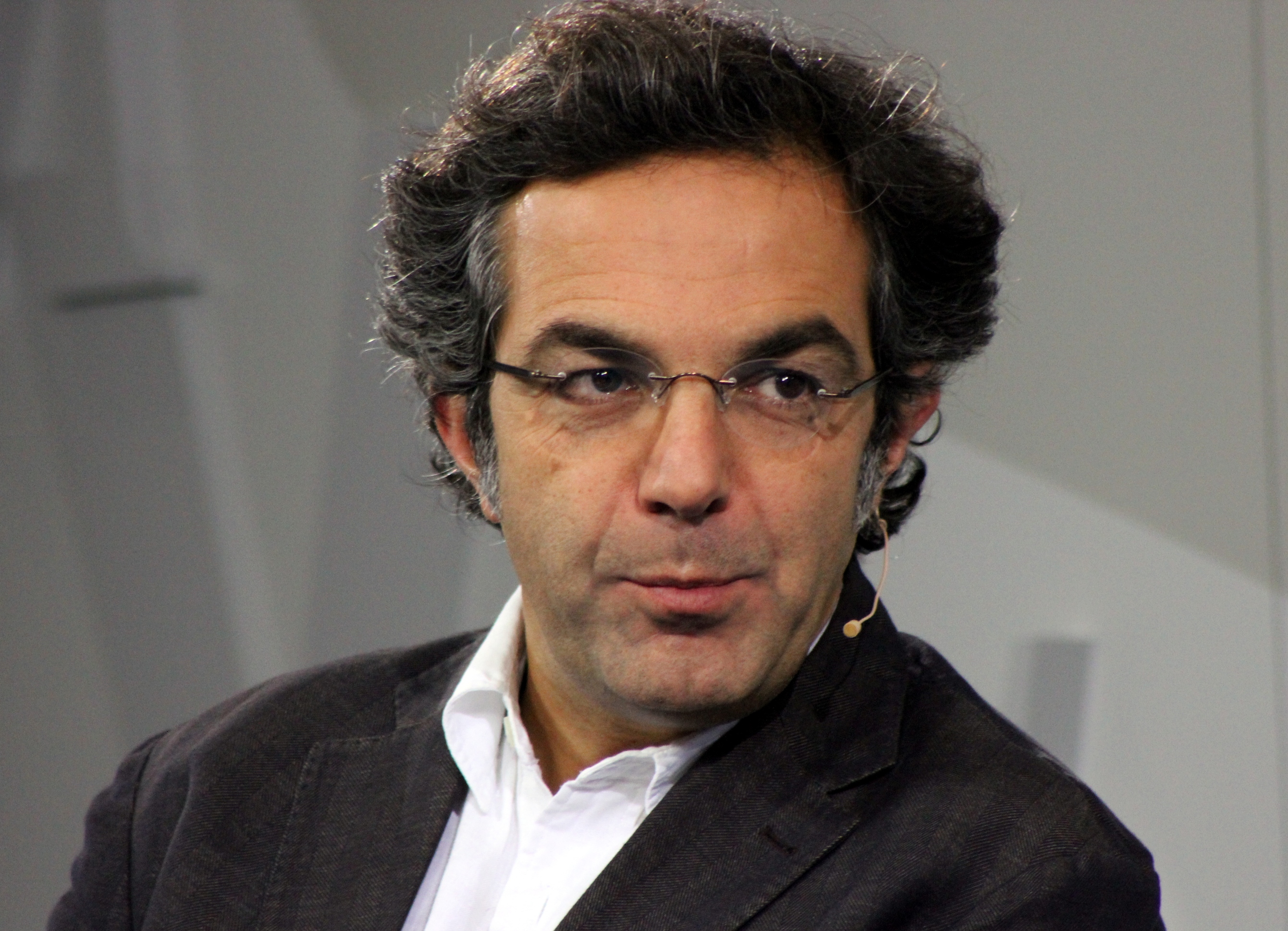 In der Podiumsdiskussion „Die Stimmen des Schweigens“ kommt der iranische Friedenspreisträger Navid Kermani ins Gespräch mit seinen Kollegen Amir Hassan Cheheltan und Fariba Vafi.