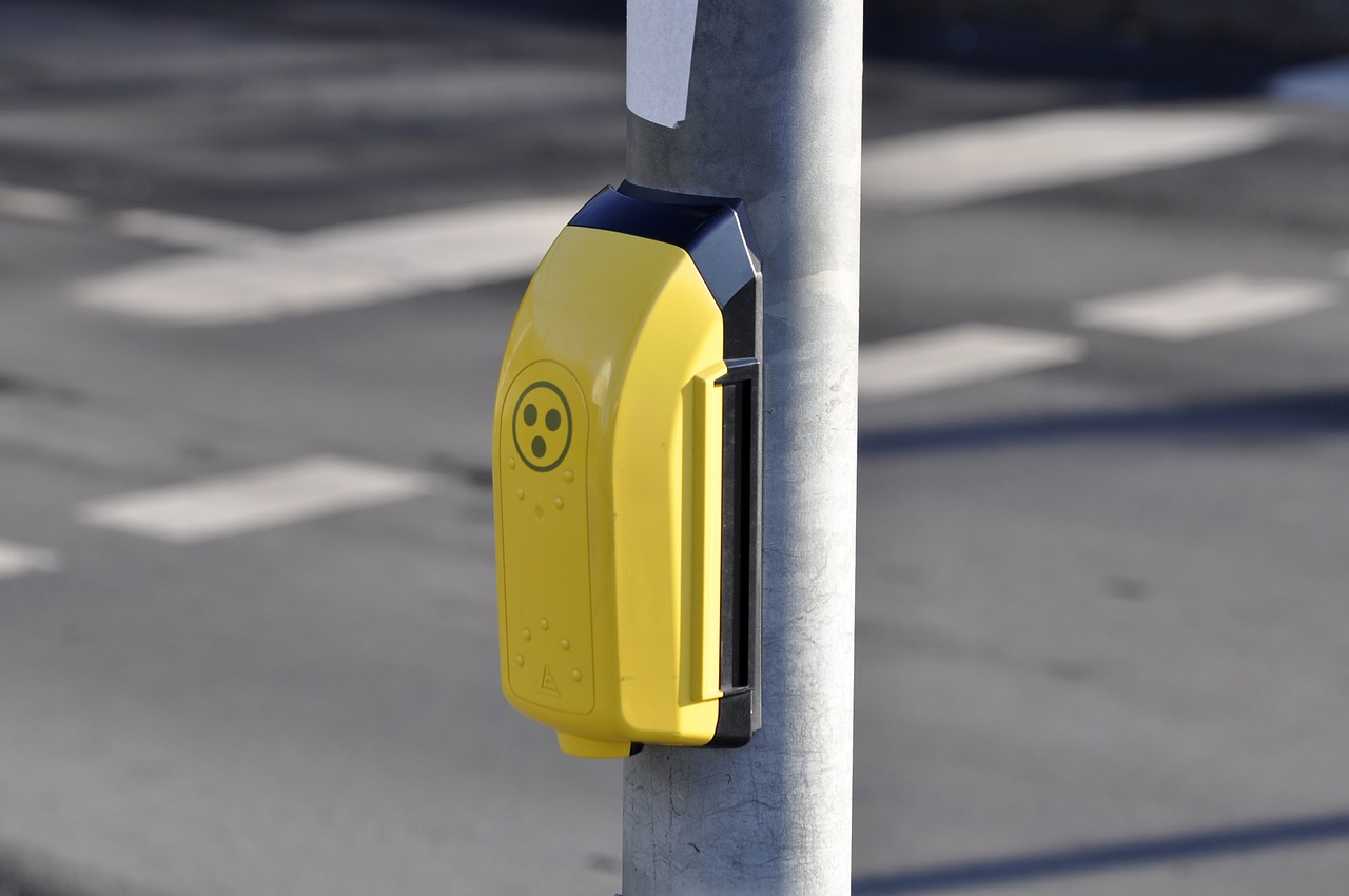 Nach wie vor ist Blindheit nicht heilbar. Aber zahlreiche technische Hilfen sollen den Alltag etwas erleichtern. Hier eine Ampelhilfe für Blinde in Deutschland.