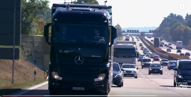 Auf der Testfahrt: Der Baden-Württembergische Ministerpräsident Winfried Kretschmann gemeinsam mit Daimlers Dr. Wolfgang Bernhard, Vorstandsmitglied für Lkw und Busse.