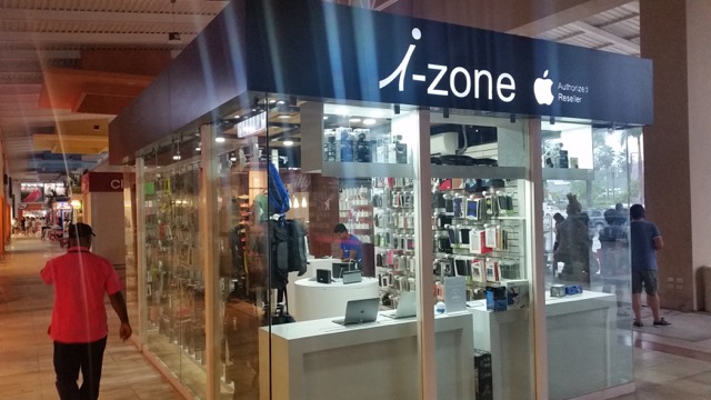 Neben Apple-Stores gibt es weltweit immer mehr sogenannte i-zone Stores von Apple. Hier ein solcher Shop in einem Shopping-Center bei Punta Cana in der Dominikanischen Republik.