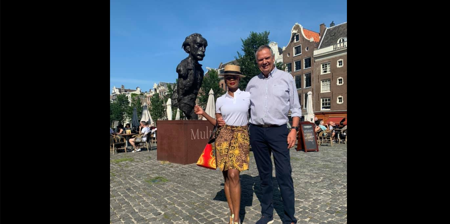 ‚Brasserie‘-Gründer Joep van Almenkerk auf einer seiner letzten Reisen im Sommer 2020 mit seiner Frau. Mode einkaufen für schöne Frauen war neben gutem Essen ein weiteres Hobby von ihm. (Foto: Facebook, Joep van Almenkerk).