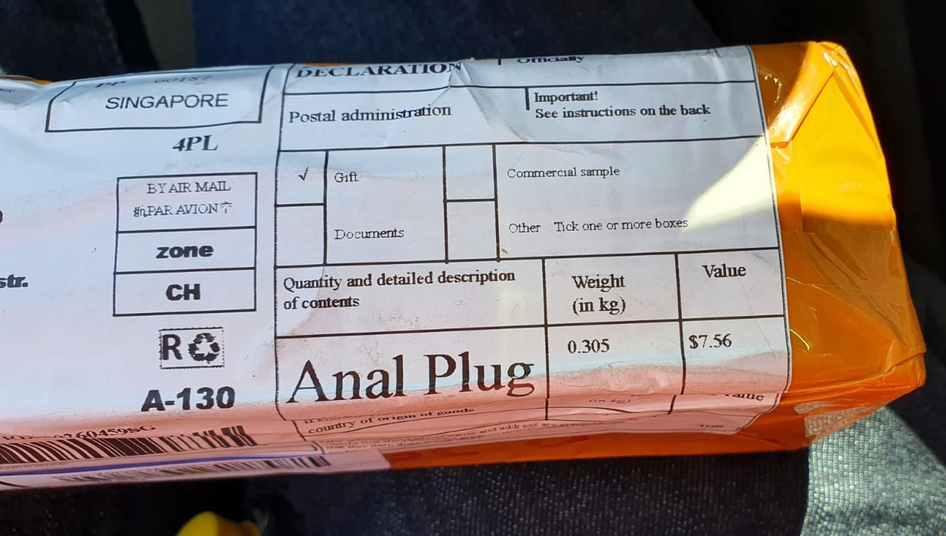 Eine deutsche Kundin ist stinksauer auf Alibaba und den Onlineableger AliExpress. Auf dem Paket, das sie in einer Postfiliale abholte, stand groß, Inhalt sei ein Anal Plug, also ein Dildo. Das war zwar richtig, doch dachte sie nicht im Traum daran, dass die Chinesen das deutsche Briefgeheimnis verletzen würden und sie dermaßen bloßstellen würden. Nie wieder, sagt sie, kaufe sie künftig bei AliExpress. Sie überlegt, eine Strafanzeige wegen Verletzung des Postgeheimnisses, Nötigung, und Rufschädigung bei der örtlichen Polizeidienststelle zu erstatten. Bild: Pressefoto Netz-trends.de. Darf unentgeltlich weiter verwendet werden.