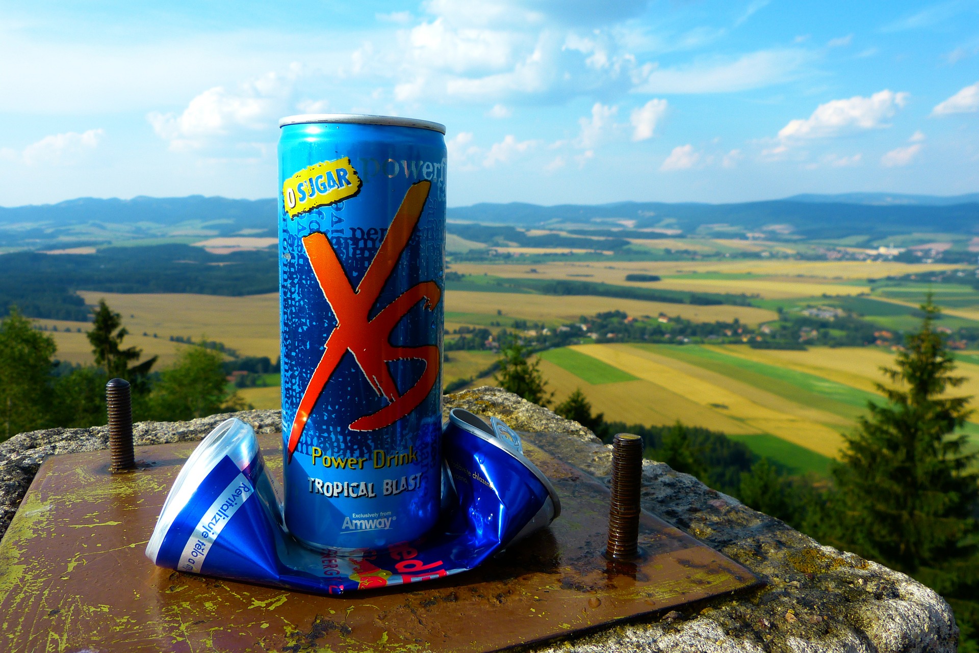 Weltweit gibt es Hunderte unterschiedlichster Energy Drinks. Fast alle Anbieter verwenden in unterschiedlichen Dosen Aufputschmittel.