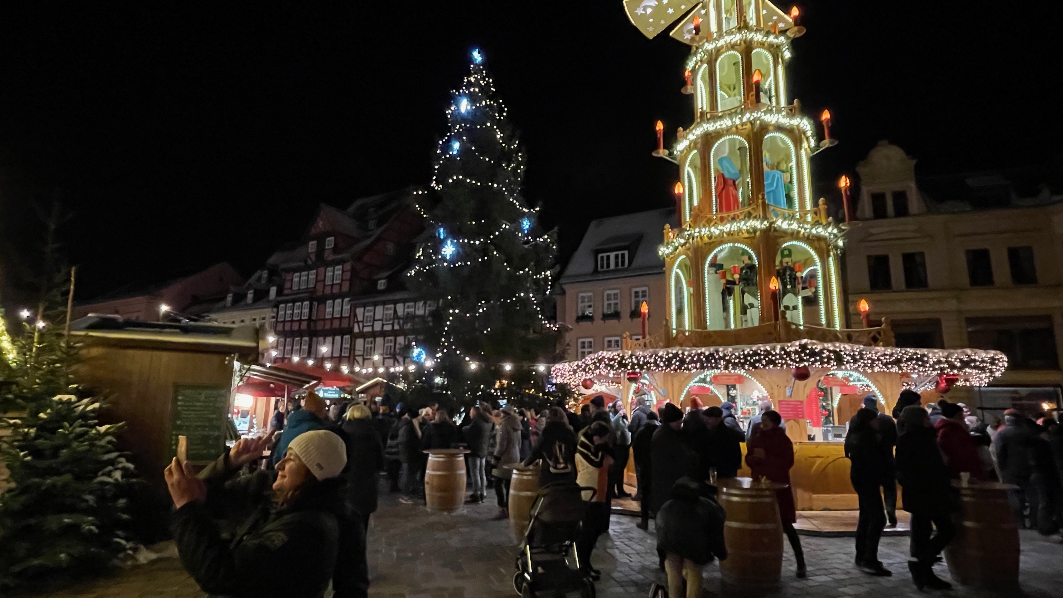 GEMA zerstört uns Weihnachten: Eine Pest, die die Freude erstickt. Unser Bild fängt die festliche Atmosphäre auf dem berühmten Weihnachtsmarkt im malerischen UNESCO-Kulturstädtchen Quedlinburg in Sachsen-Anhalt ein. Doch wie in der beeindruckenden mittelalterlichen Nachbarstadt Wernigerode bleibt auch auf dem berühmten Weihnachtsmarkt Quedlinburg die Weihnachtsmusik nahezu komplett aus.