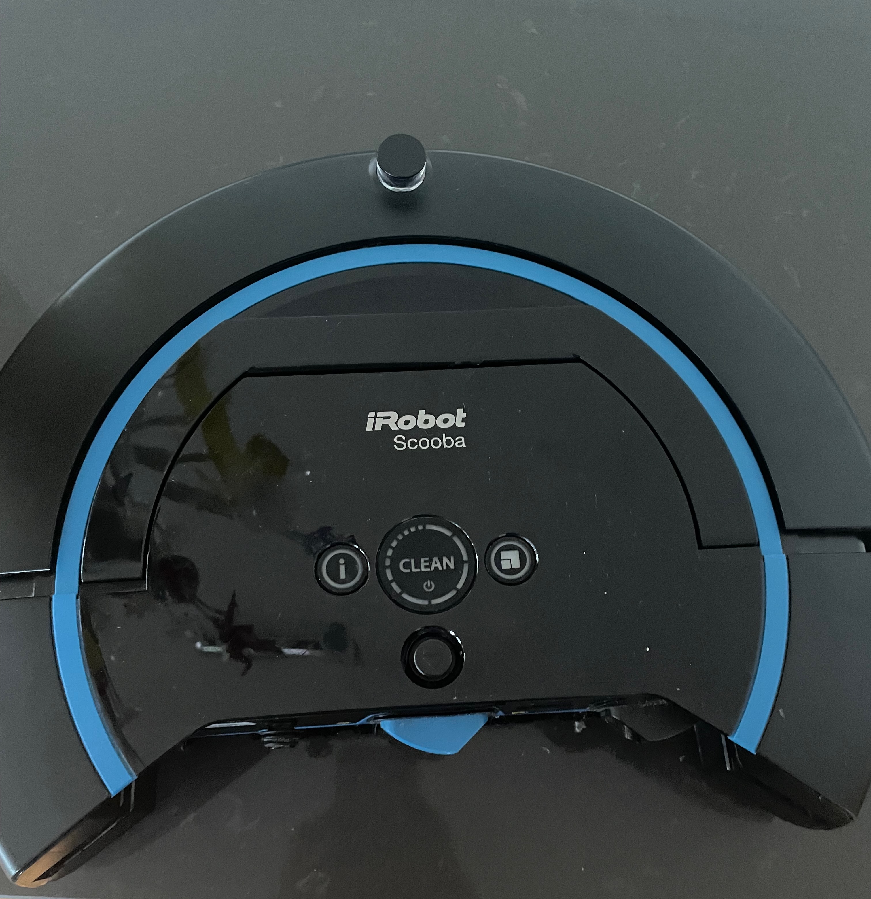 Der beste Wischroboter aller Zeiten, der iRobot Scooba 450 wurde schon vor zehn Jahren auf den Markt gebracht, leider aber wohl aus Margen-Gründen 2017 vom Markt genommen. Seitdem schmiert die Wischroboter-Branche in der Qualität leider ab, wenngleich der weltweite Gesamtumsatz steigt. Denn praktisch sind Haushaltsroboter allemal. Unser Bild zeigt den Scooba nach Entnahme des zweikammerigen Wassertanks: Die eine Hälfte für Frischwasser, die andere wo aufgesaugtes Schmutzwasser aufgenommen wird.