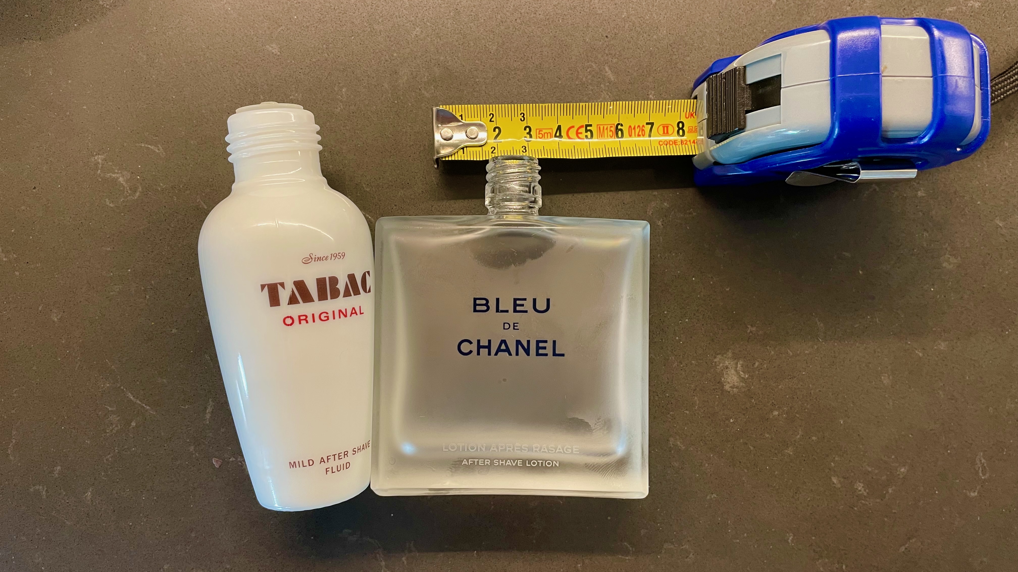Umstrittenen Flaschenöffnung bei Bleu de Chanel After Shave – Ein Design, das zu übermäßigem Produktverbrauch und Kundenabzocke bei vorsätzlich höherem Ressourcenverbrauch führt.  Damit schädigt Chanel vorsätzlich die Umwelt und agiert nicht nachhaltig.