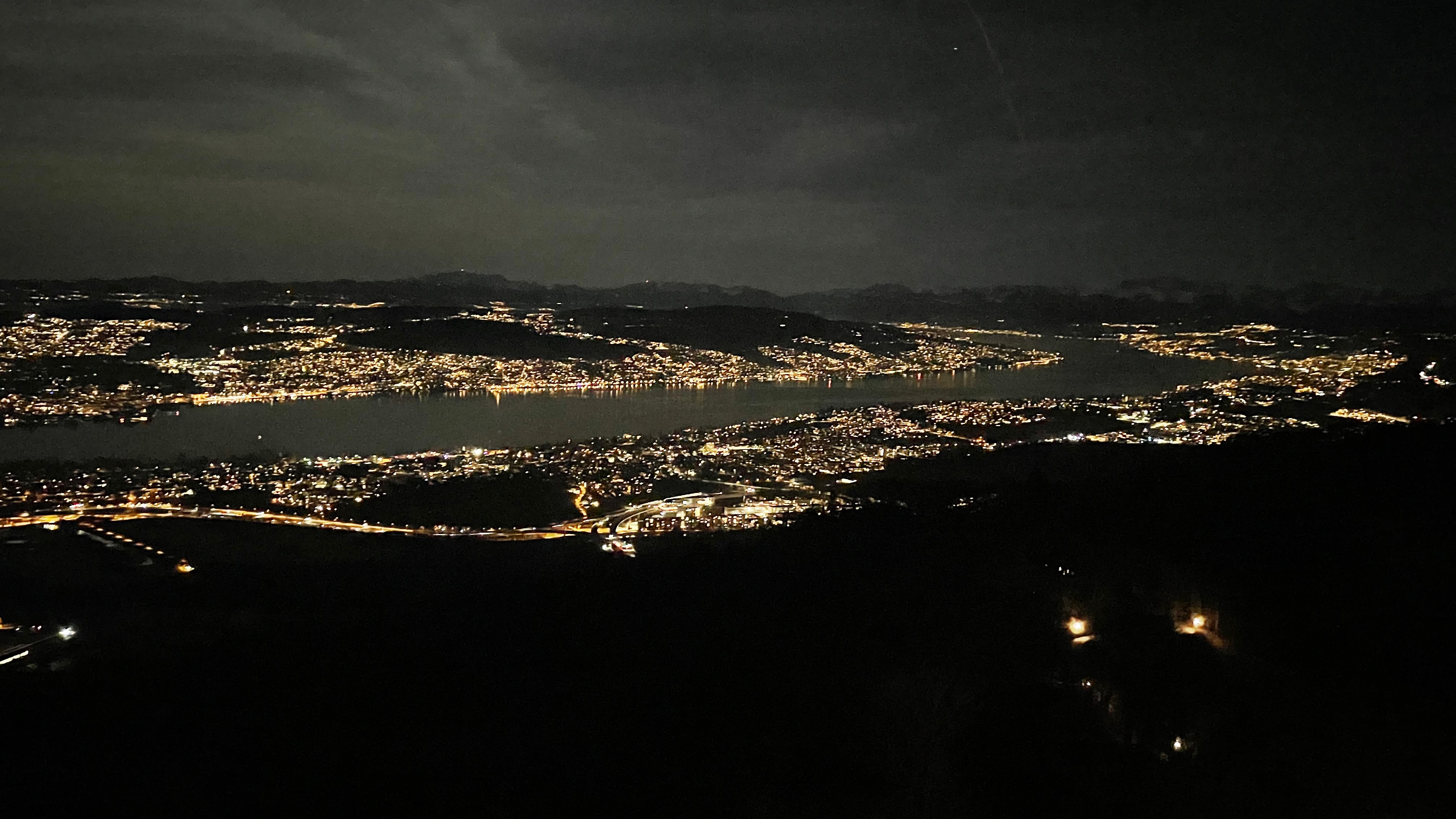 Zürich und Zürichsee bei Nacht aufgenommen vom Hausberg, dem Uetliberg. (Foto: NETZ-TRENDS)