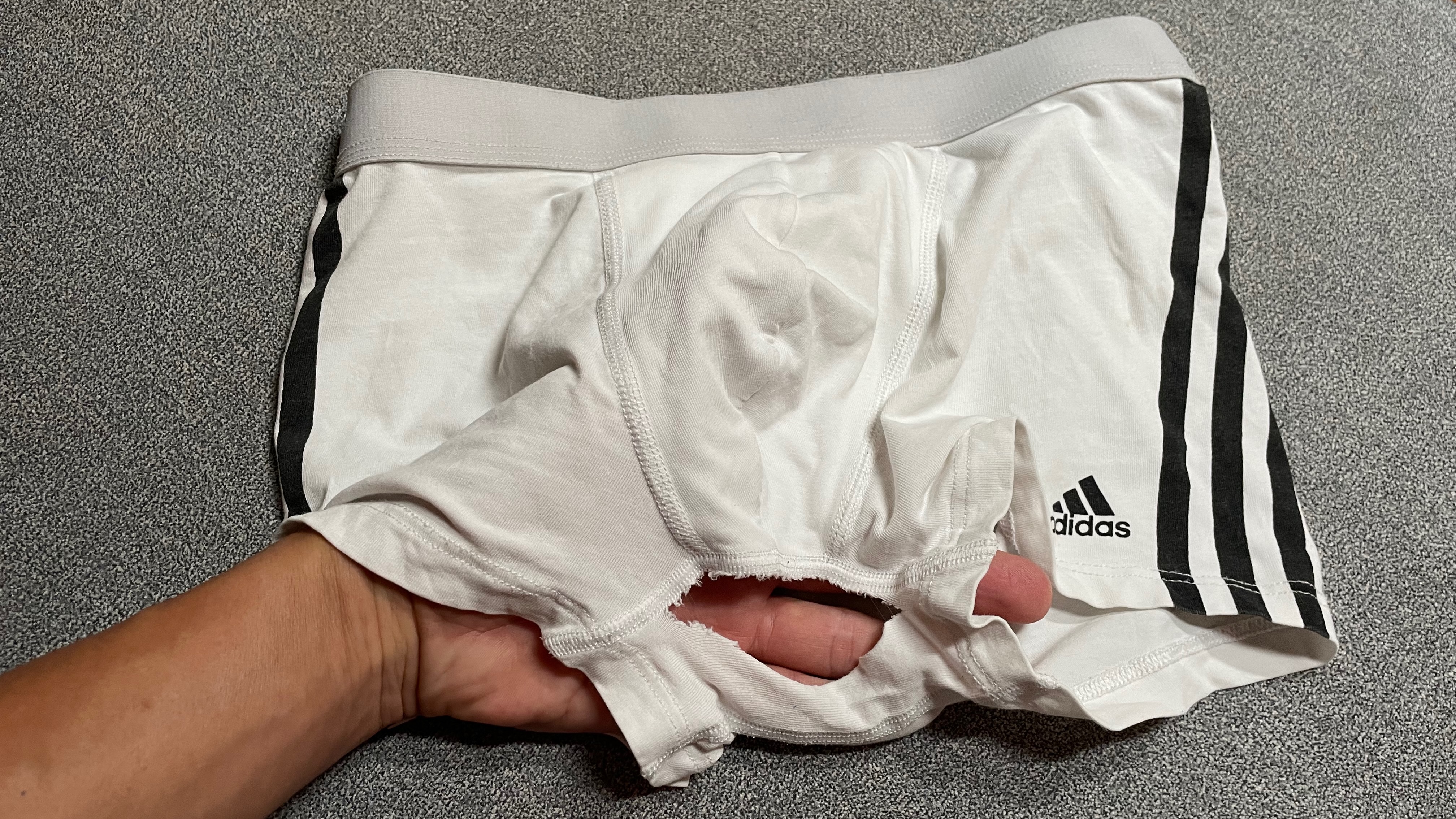 Adidas „Mens Bottoms“ nach nur sechs Monaten: Aufgeplatzte Nähte und mangelhafte Verarbeitungsqualität bei einer Unterhose, die über 20 Euro kostete.