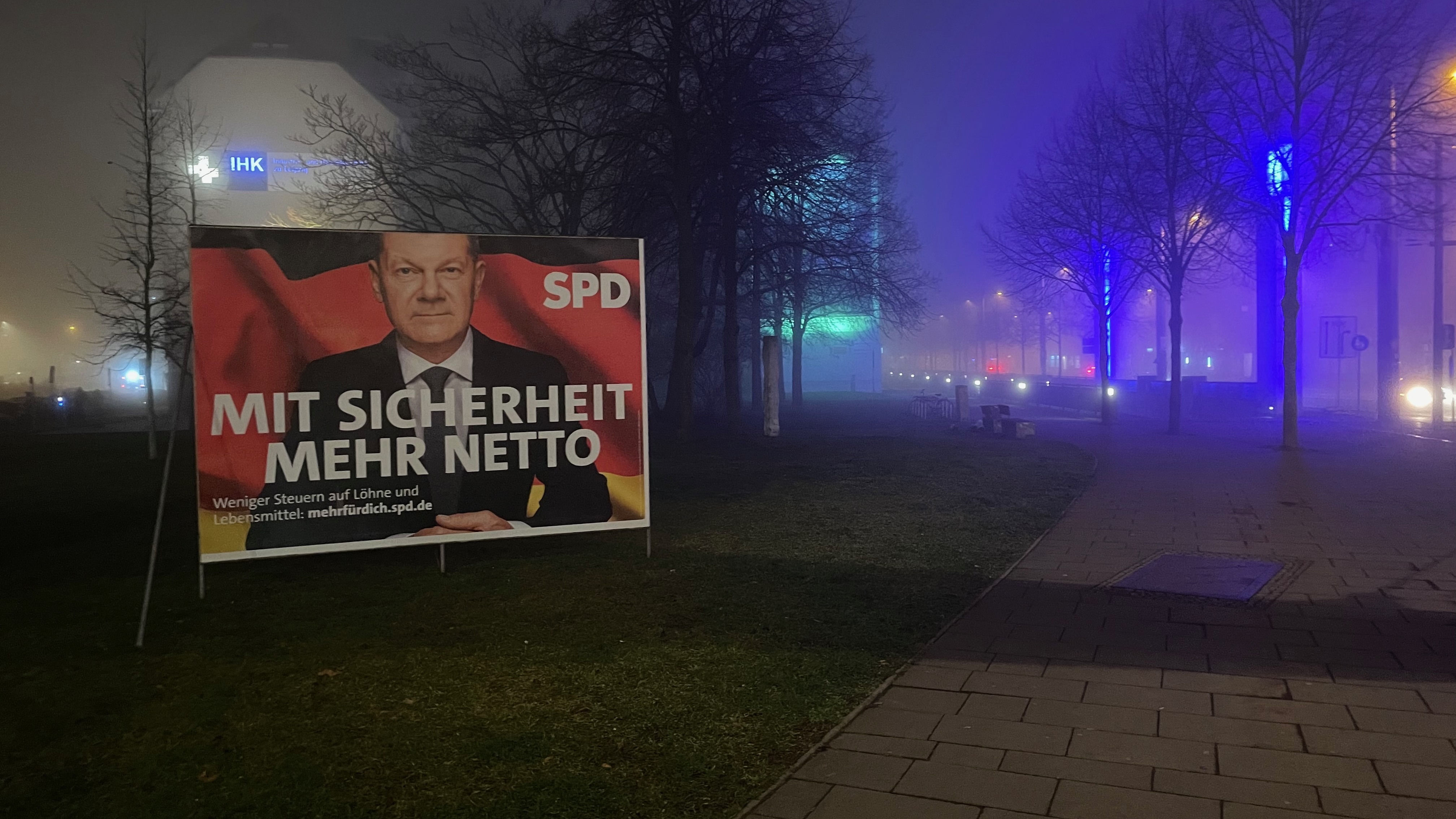 Kritiker, die sich an NETZ-TRENDS wandten, werfen Olaf Scholz vor, gezielt die Unwahrheit zu sagen. „Andernfalls würde er solche irreführenden Plakate nicht aufhängen“, lautet der Vorwurf. Bild: NETZ-TRENDS.