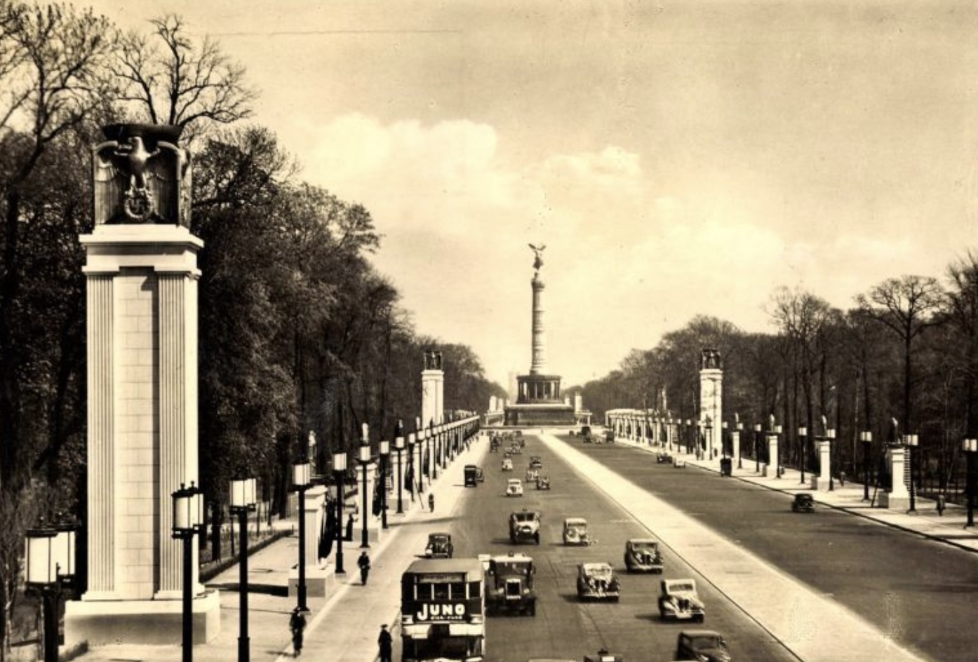 Ja, wie viele passen denn nun auf die Massenkundgebungsstraße, die Straße des 17. Juni in Berlin? Von Hitler bis zur Jetz-Zeit dient der Boulevard der Propaganda in eigener Sache.