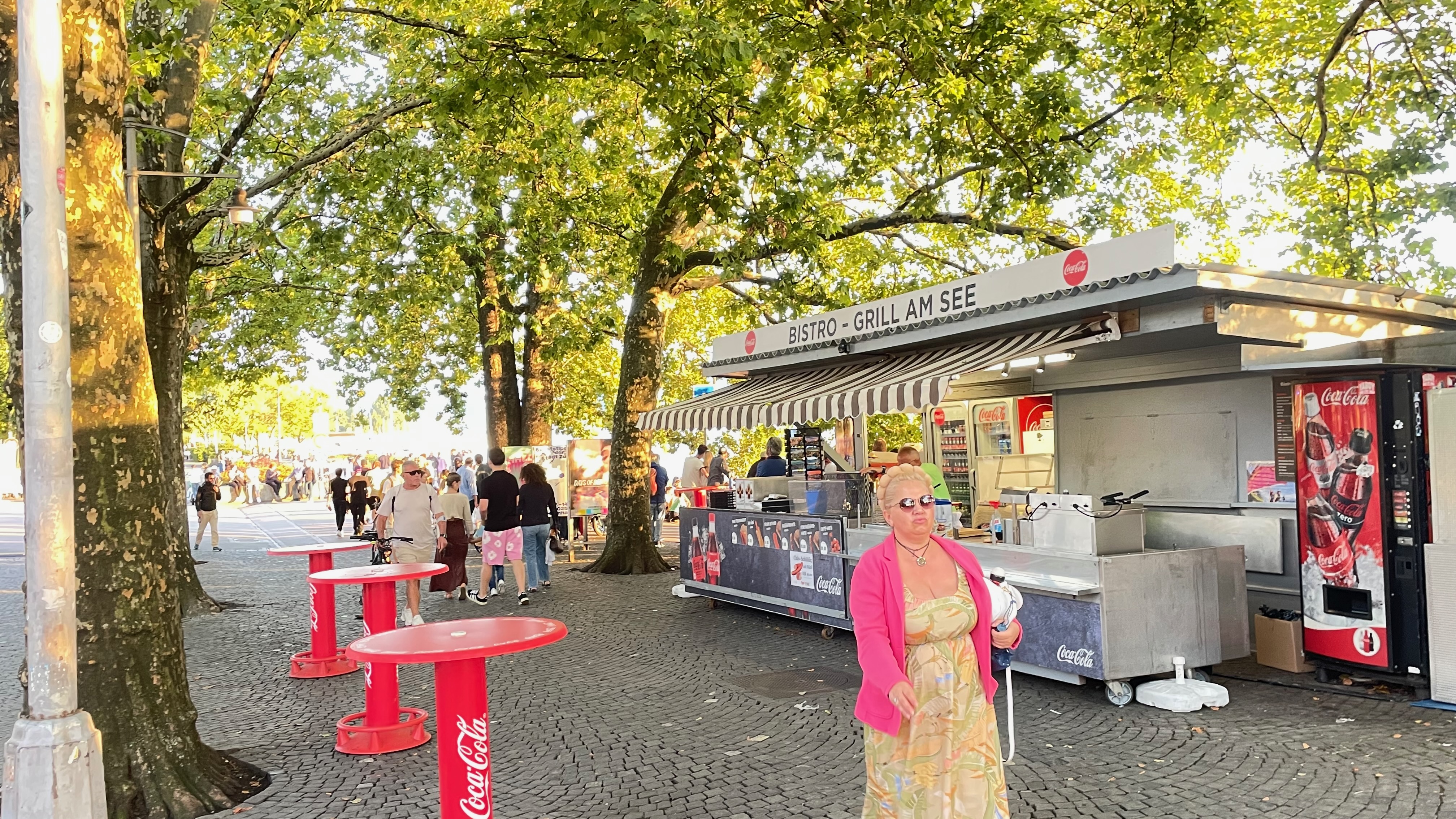 Bild: NETZ-TRENDS. Kaum einer, der aus der Zürcher Altstadt zum See will, kann ihn umgehen. Das Bistro Grill am See. Die Preise sind fair.