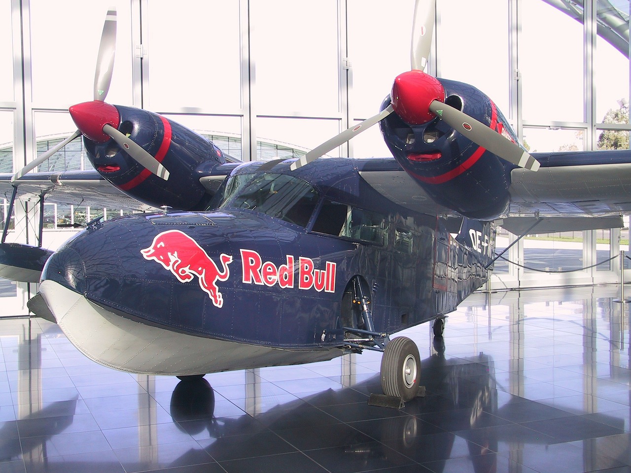 Sport gehört zu Red Bulls Marketingstrategie seit vielen Jahren. Das Flugzeug, in dem jetzt ein Red Bull-Weltmeister umkam, entspricht aber nicht dem hier abgebildeten Typ.