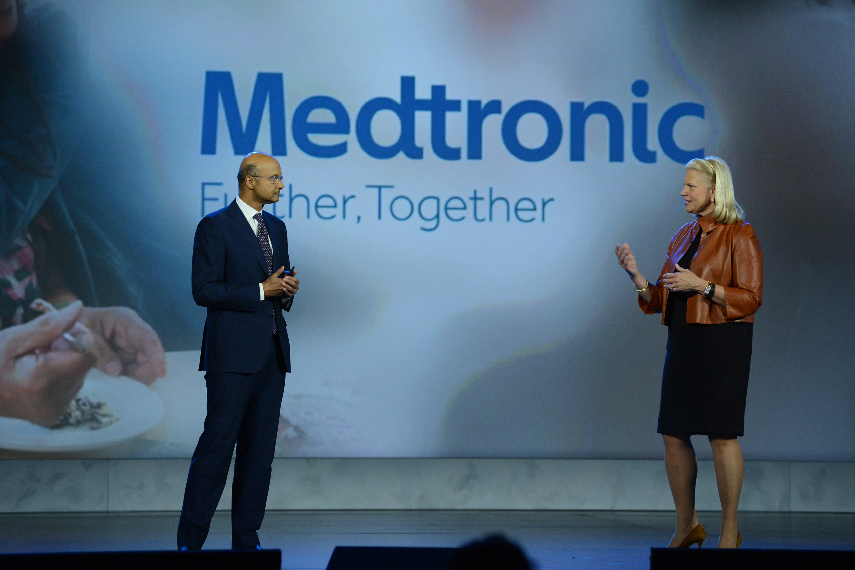 IBM CEO Ginni Rometti im Gespräch mit Medtronic CEO Omar Ishrack auf der Consumer Electronics Show in Las Vegas.