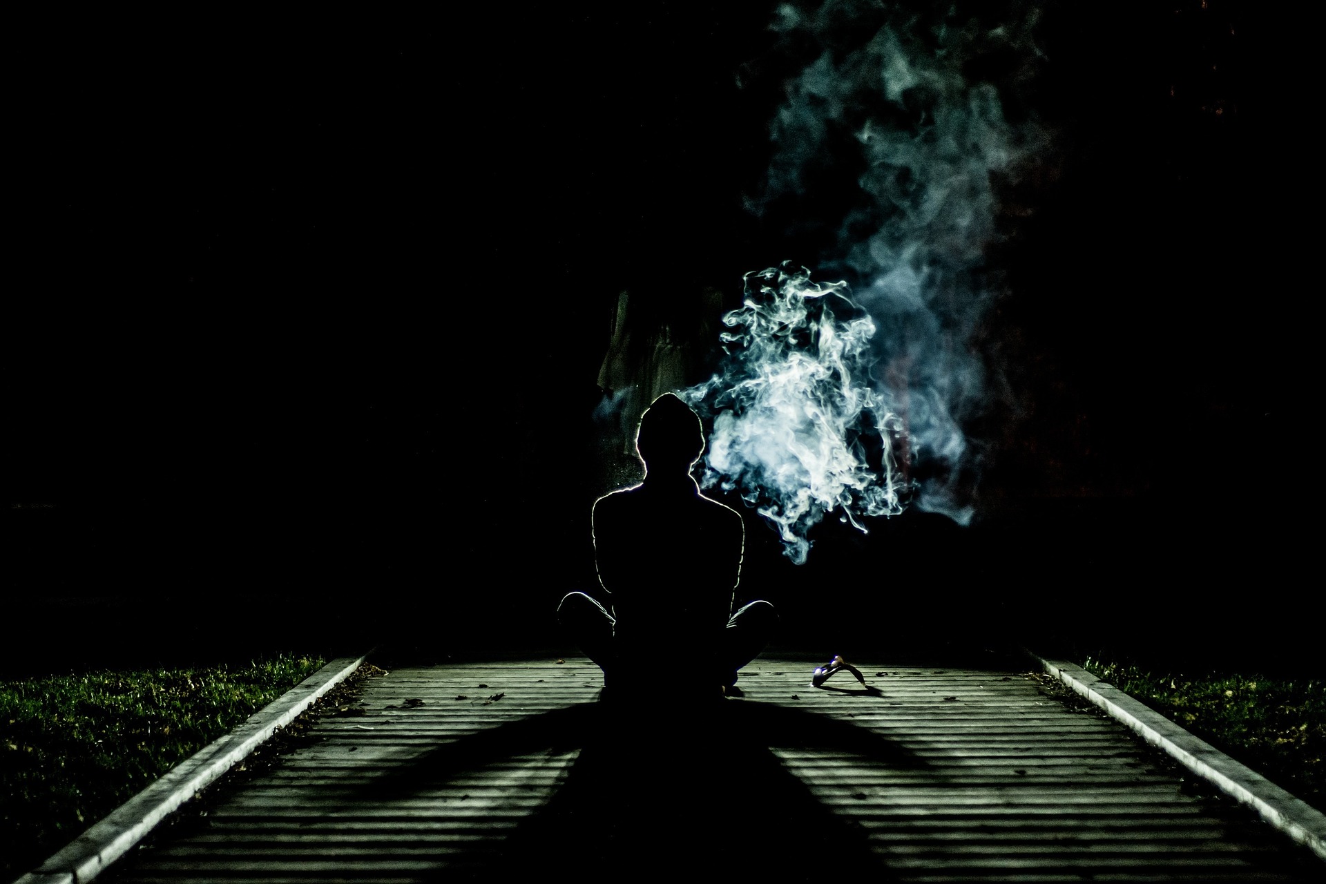 Neben Legal Highs wird auch Chrystel Meth geraucht. Beide Drogen sind Gifte, die für Stunden betäuben aber zu erheblichen Gesundheitsschäden führen.