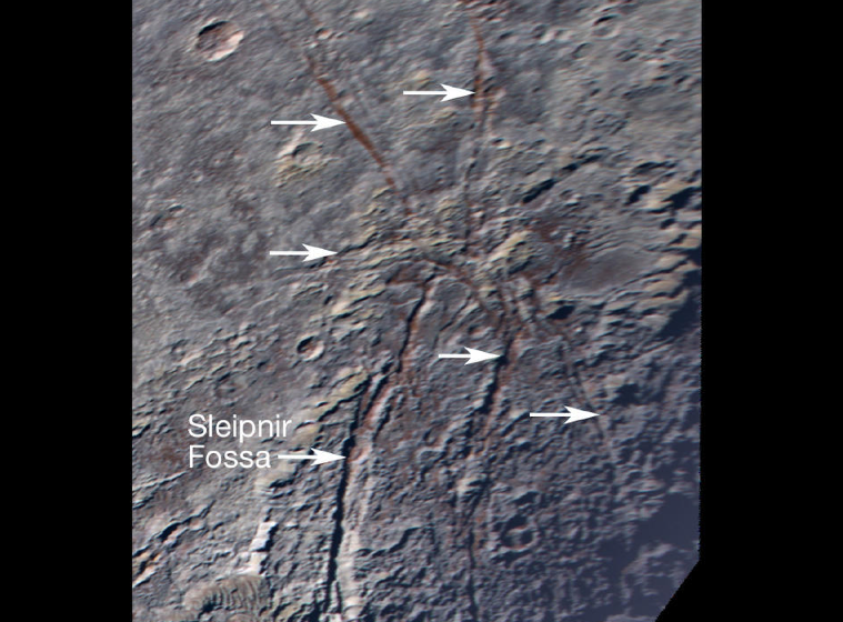Das Foto von der NASA zeigt es klar: Auf Pluto gibt es eine Riesenspinne. Doch wie das Teil in den Boden kam, ist bislang unklar.