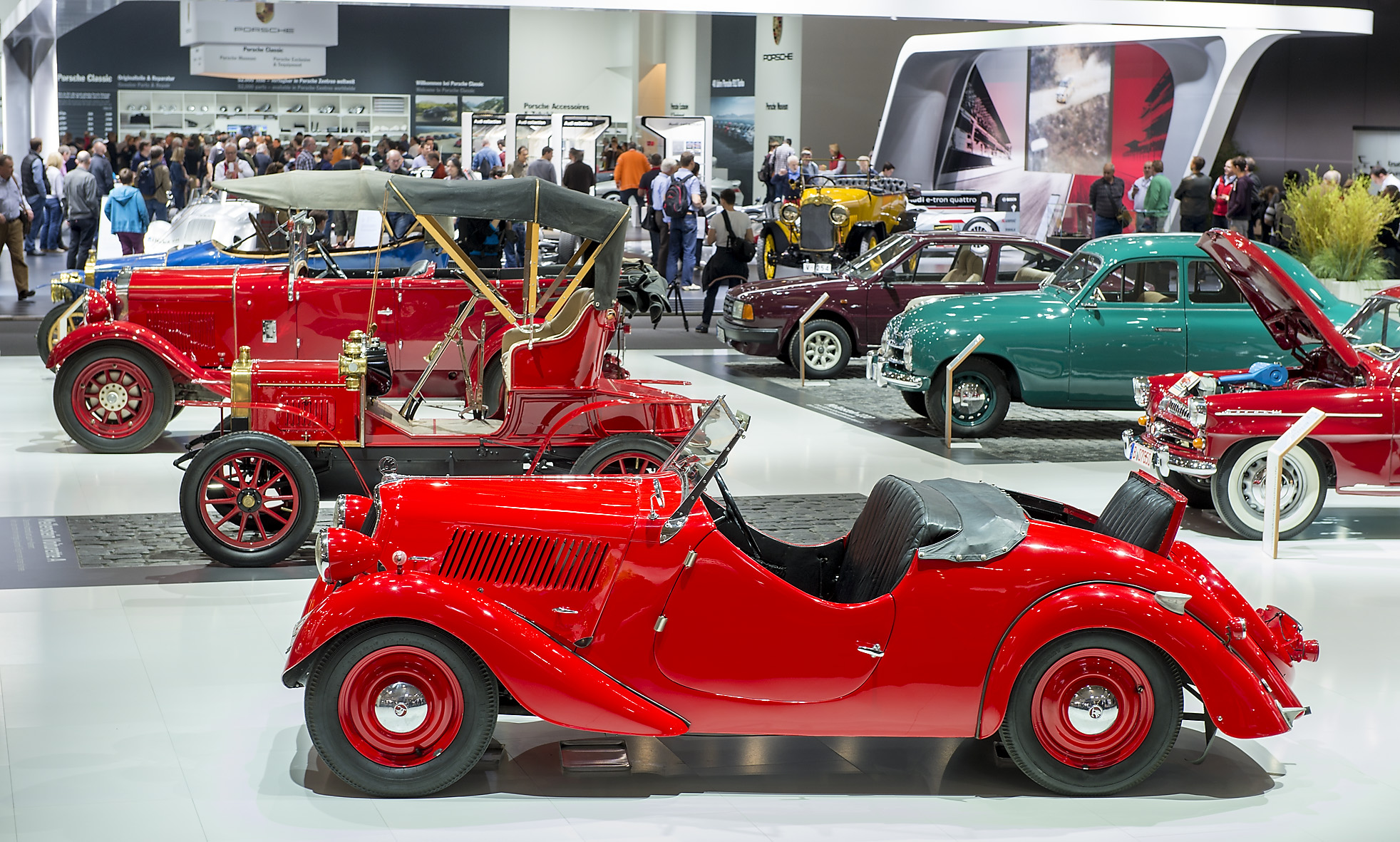 Riesen Andrang auf Oldtimer Messe Techno-Classica in Essen - Autos