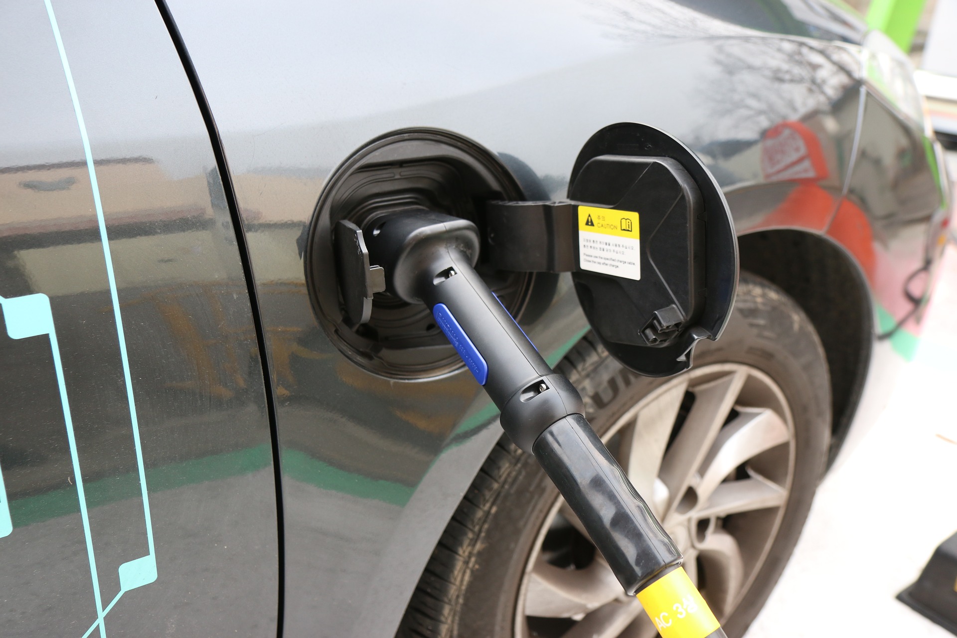 BMW rüstet bei seinem Elektroauto BMW i3 auf und steigert die Reichweite auf 300 Kilometer.