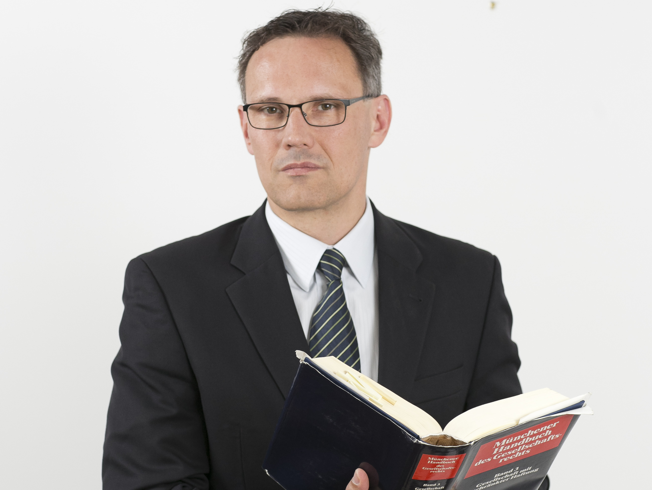 Der Dresdener Anwalt Peter Manthey gilt als versierter Strafrechtler und kennt kennt sich auch mit Problemen von Internet-Unternehmen sehr gut aus.
