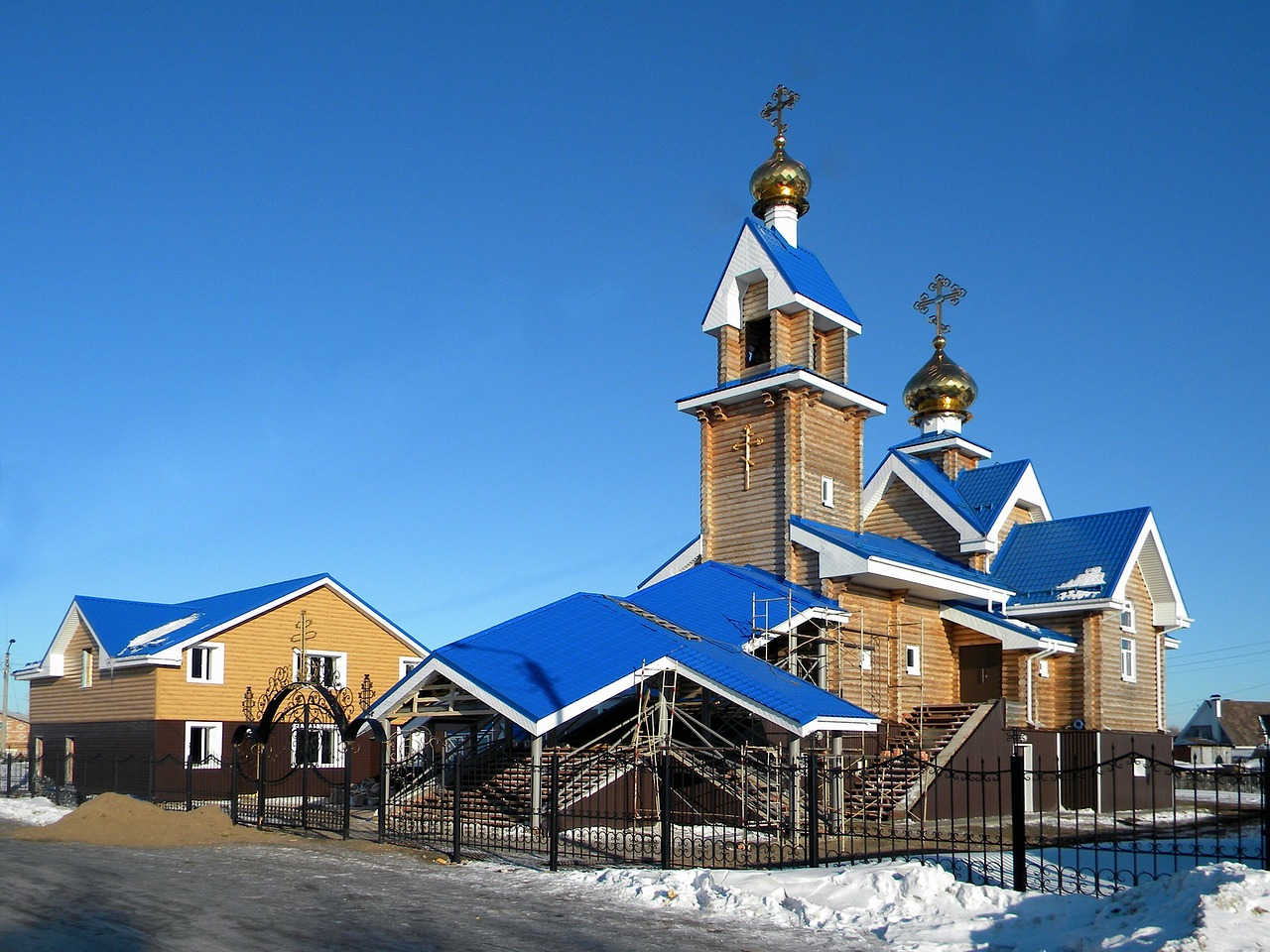 Russland ist für seine schönen Holzkirchen berühmt.