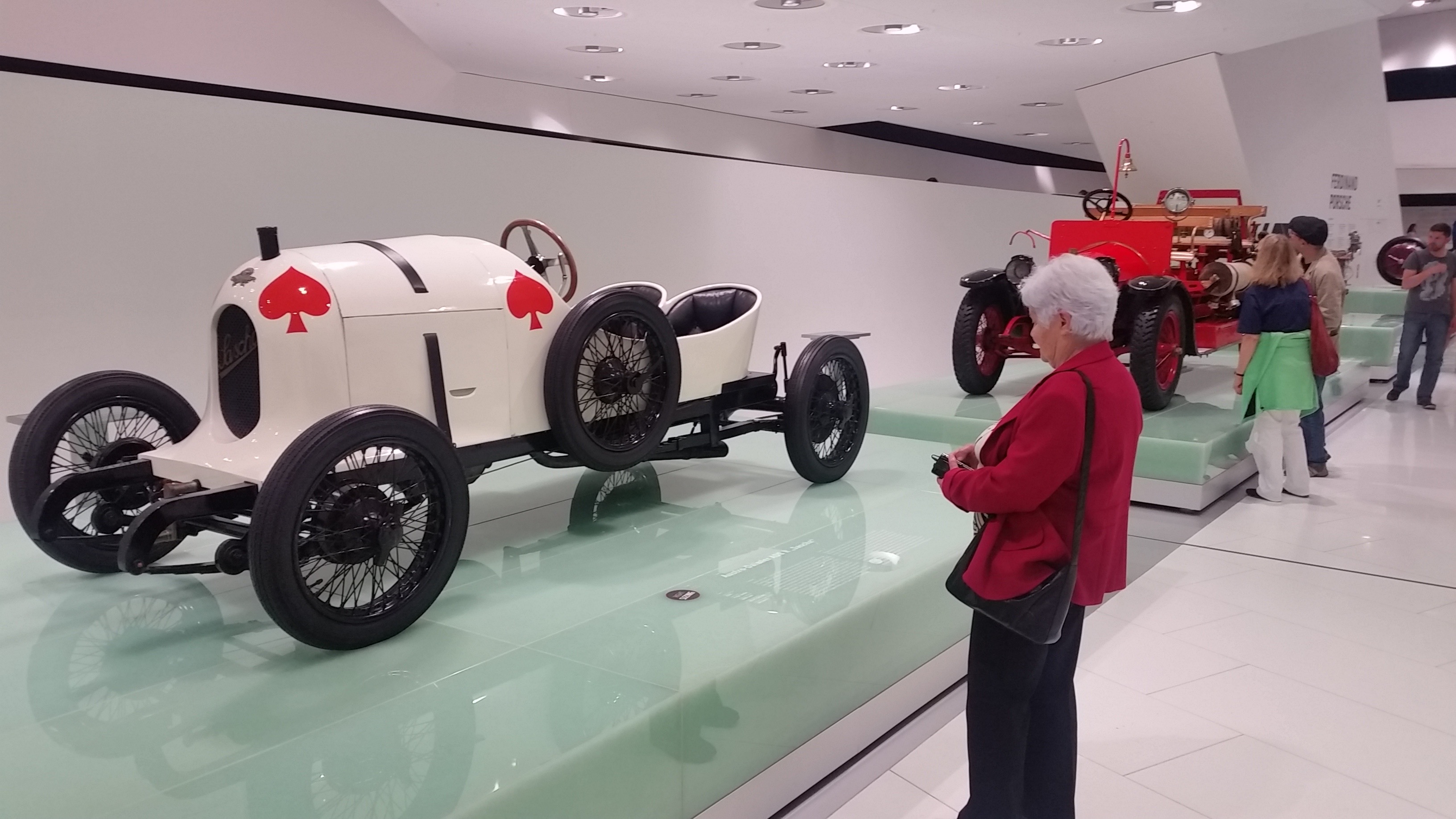 Seit 130 Jahren bauen deutsche Autokonzerne Autos mit Benzin oder Diesel. Hier ein altes Benziner-Gefährt im Porsche-Museum in Stuttgart.