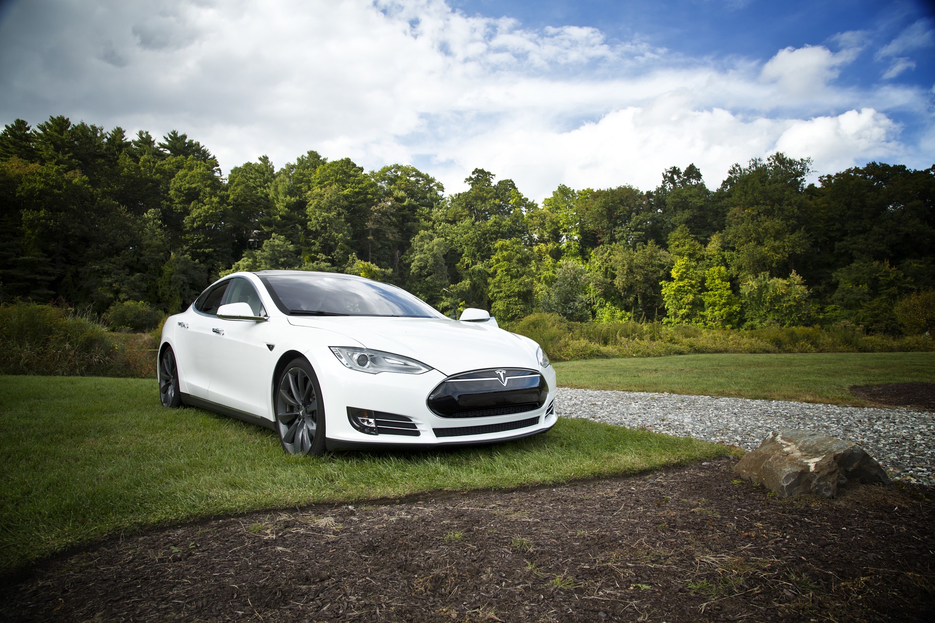 Sieht schick aus, aber verlangt nach menschlicher Kontrolle trotz Autopilot: Der Tesla aus den USA.