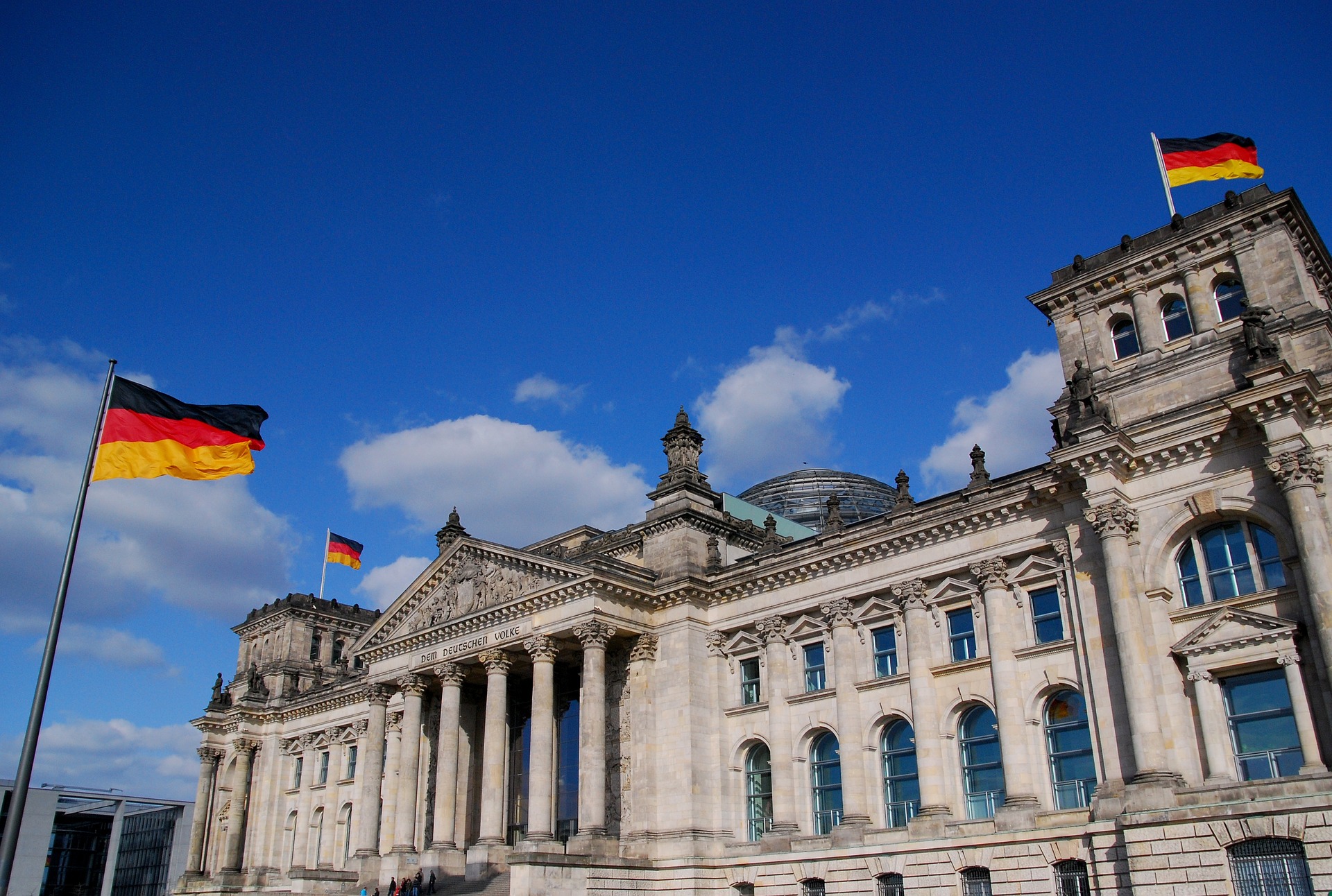 Skandal erster Güte in Berlin: CDU, CSU und SPD weigern sich Edward Snowden im NSA-Skandal anzuhören und verstoßen gegen ein Gerichtsurteil des Bundesgerichtshofs.
