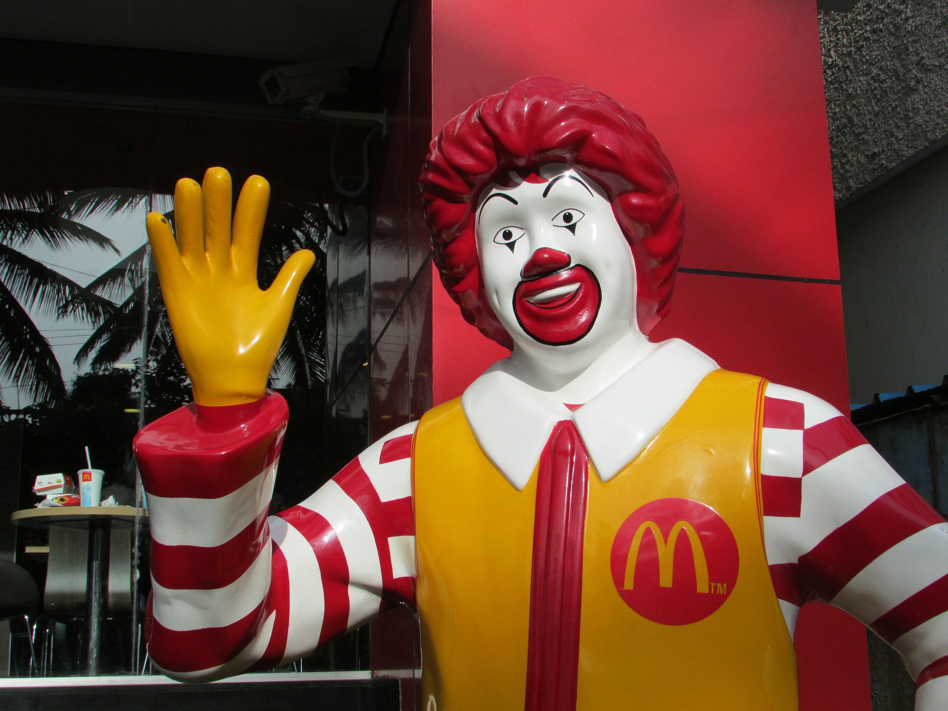 Kein Grund mehr auf lustiges Winken? McDonald’s scheint in China nicht so recht glücklich zu werden, verkauft jetzt die Mehrheit. (Bild: pixabay.com /McDonald’s)