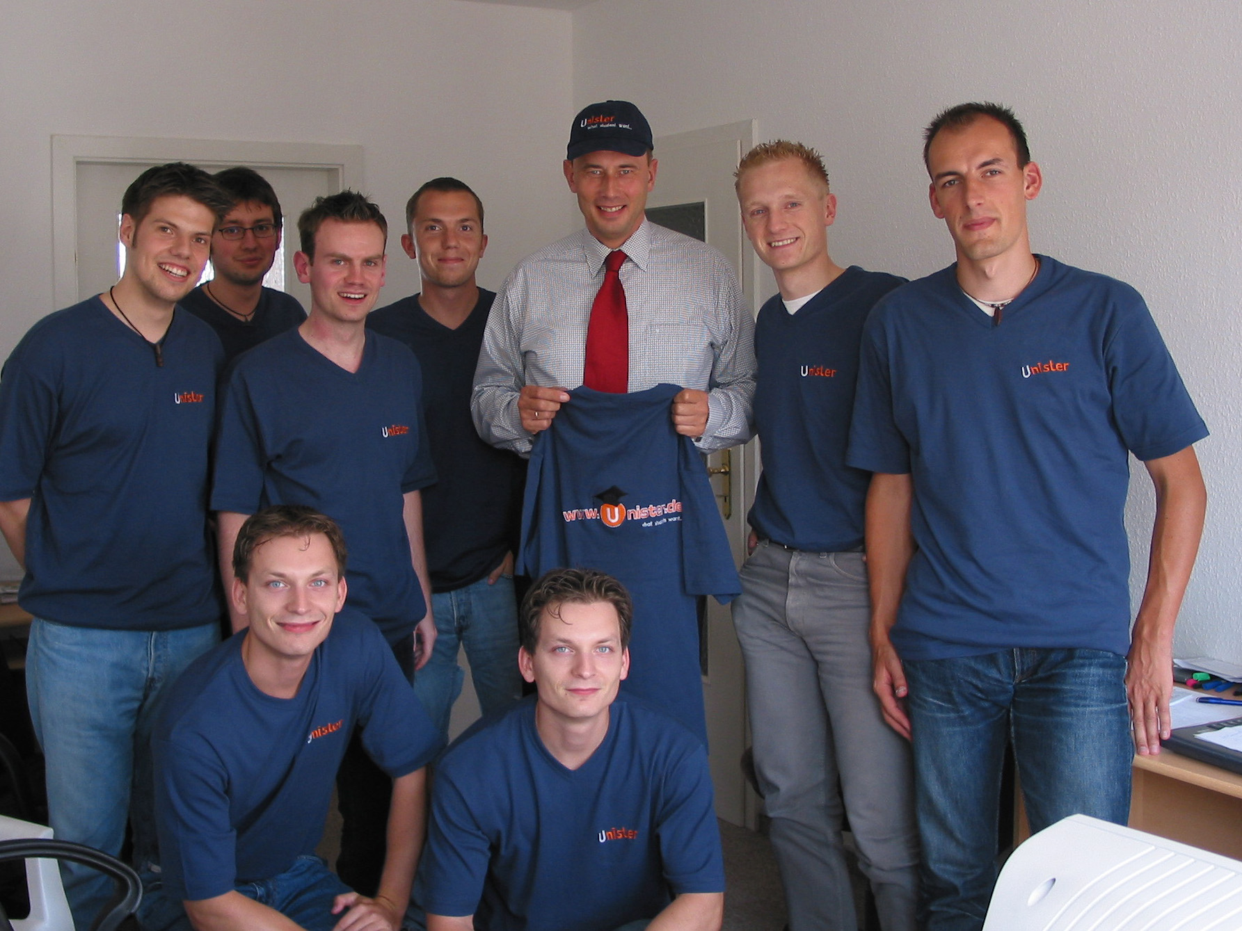 Da war die Welt noch in Ordnung: Das Foto zeigt die Unister-Gründer in den Jahren 2004 oder 2005 in Leipzig mit Dr. Wolfang Tiefensee, damals Oberbürgermeister von Leipzig. Links neben ihm Thomas Wagner, davor kniend seine Jugendfreunde Oliver Schilling (links; ebenfalls im Flugzeugabsturz ums Leben gekommen), sowie Christian Schilling (arbeitet noch bei Unister). Der zweite von rechts ist Daniel Kirchhof. (Bild: Presse)