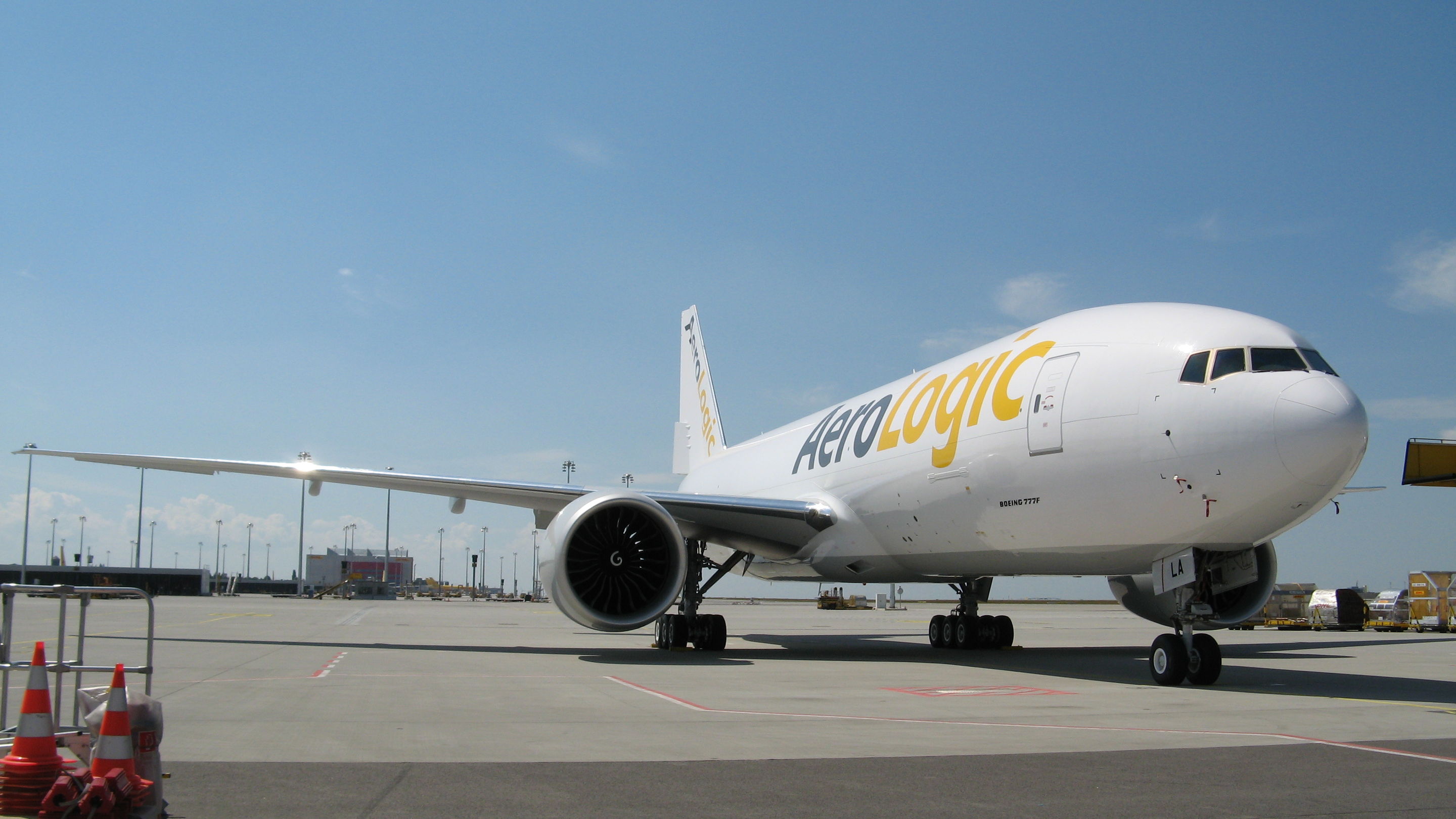 Boeing 777-200F (D-AALA) der AeroLogic am 2. Juni 2009 auf dem Flughafen Leipzig/Halle, die erste Maschine dieses Typs mit einer Betriebsgenehmigung vom Luftfahrt-Bundesamt.
