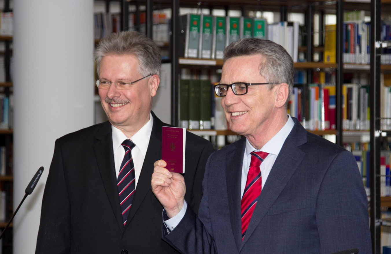 Der Bundesminister des Innern, Dr. Thomas de Maizière, und der Geschäftsführer der Bundesdruckerei, Ulrich Hamann, präsentierten in Berlin die neue Reisepassgeneration, die ab 1. März 2017 gedruckt wird.