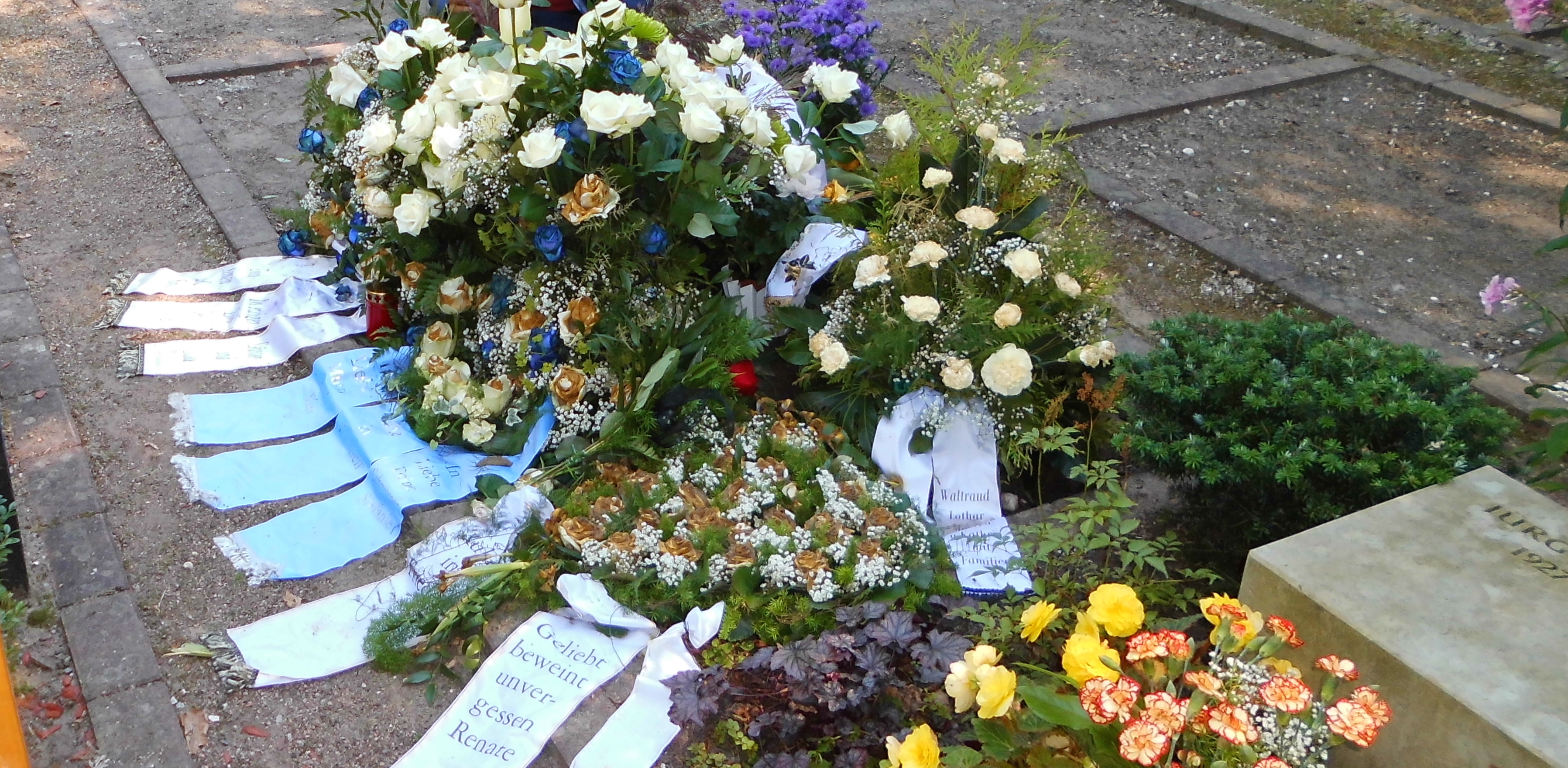 Das Grab von Thomas Wagner am Tag seiner Beerdigung in Dessau. Rip-Deal-Gangster hatten ihn nach Venedig gelockt. Auf dem Rückflug stürzte ein von den Rip-Deal-Gangstern für Thomas Wagner gechartertes Privatflugzeug unter dubiosen Umständen ab.
