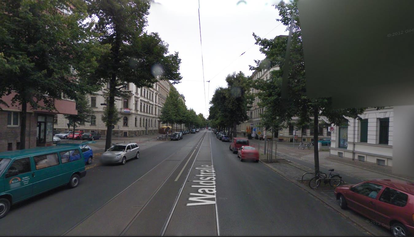 Die Waldstraßen in Leipzig könnte eine schöne Wohnstraße sein: Wenn nicht Tag und Nacht der irre Lärm durch Autos und die im wenige Minuten-Takt fahrende Straßenbahn wäre. Auch Nachts hört der Lärmterror für die Anwohner nicht auf. (Bild: Google Streetview)