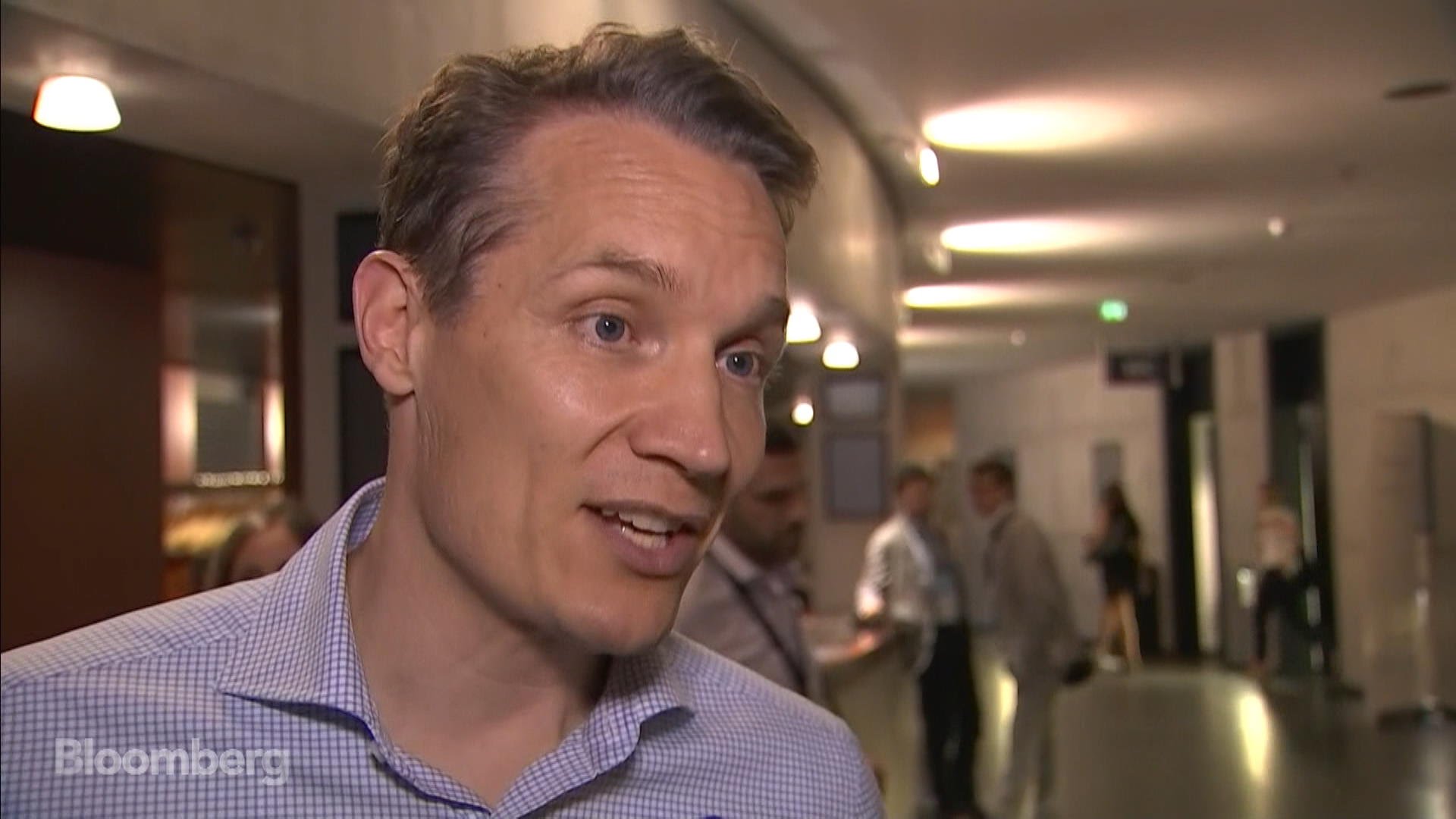 Rocket Internet-Star Oliver Samwer äußert sich auf Bloomberg TV zum anstehenden IPO von Delivery Hero. (Bild +Video: YouTube) Rocket Internet CEO on Delivery Hero IPO and Startups