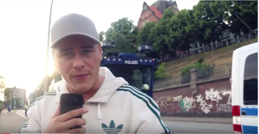 Millionen Follower auf YouTube: Leon Machère, der mit bürgerlichem Namen Rustem Ramaj heißt. Hier ist er auf den G20-Protesten in Hamburg. (Bild: YouTube-Video)