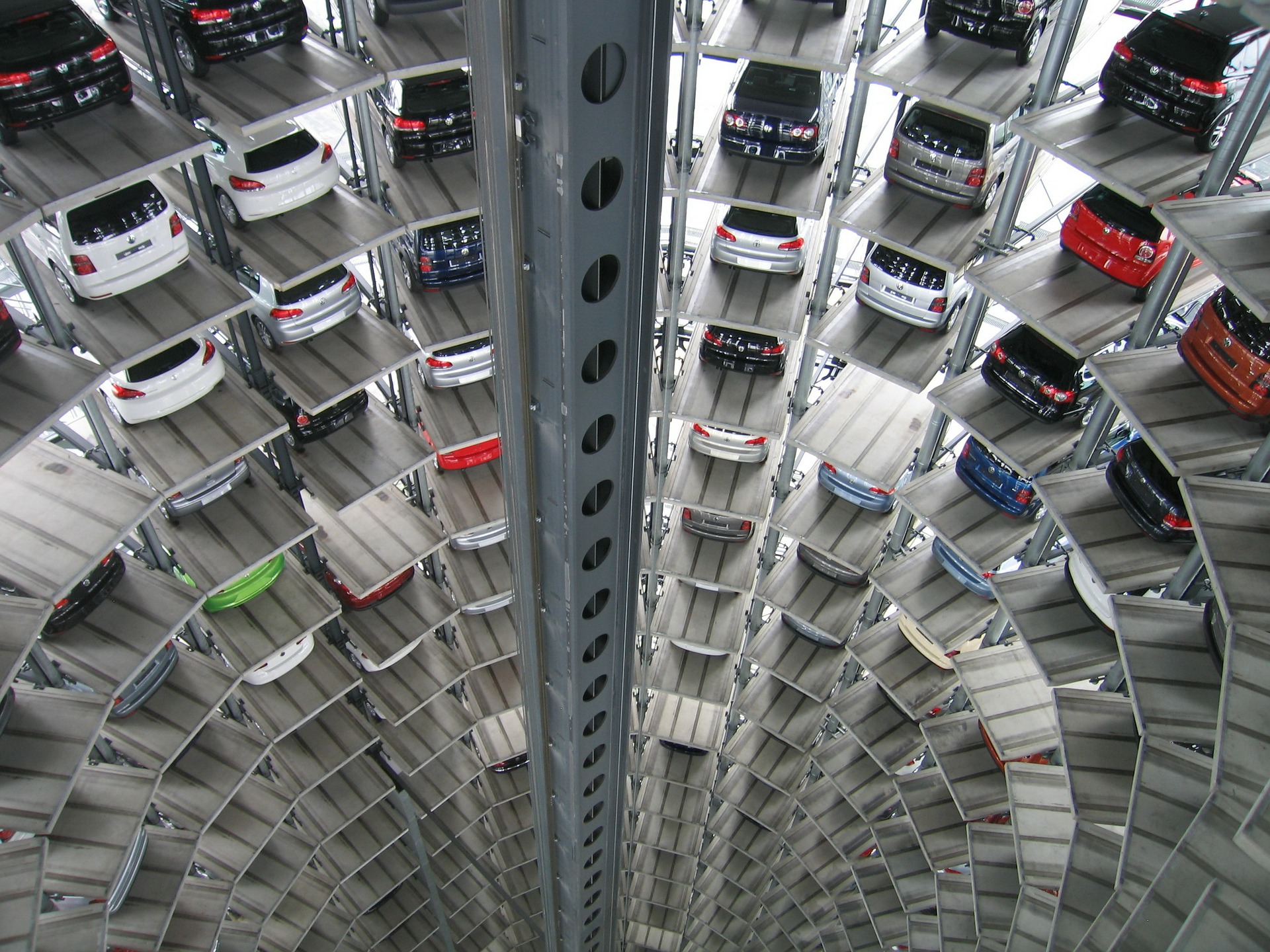 Die Autoindustrie: Alles verschlingener Moloch oder digitaler Fortschritt? (Bild: pixabay.com / Creative Common)