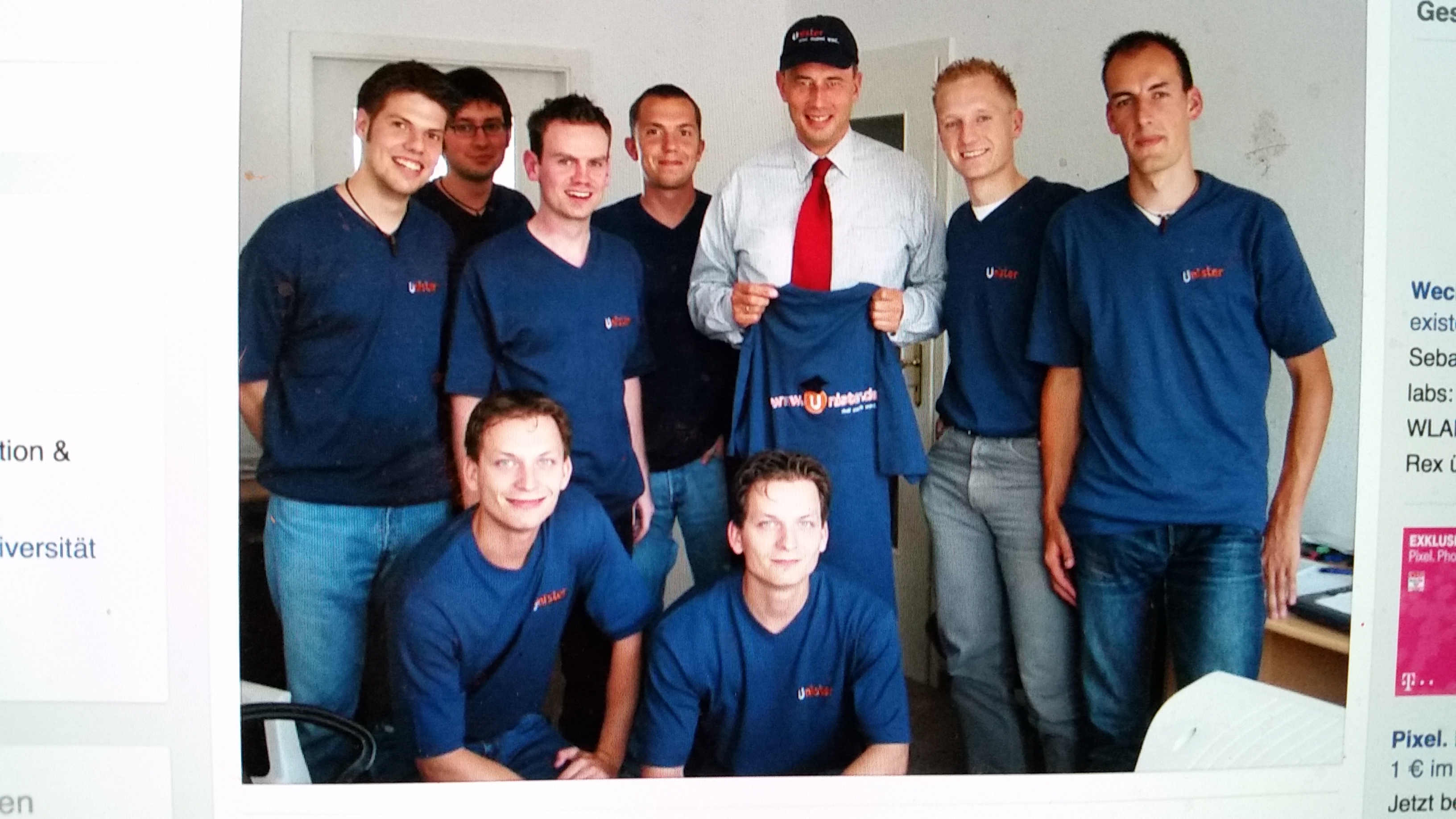 Da war die Welt noch in Ordnung: Die Unister-Gründer mit Mitarbeitern vor 2009 mit dem damaligen Leipziger Oberbürgermeister Wolfgang Tiefensee (SPD). Links neben Tiefensee ist der junge Thomas Wagner (verstorben). Rechts daneben Unister-Co-Gesellschafter Daniel Kirchhof. Vorne kniend sind die Unister-Co-Gründer Oliver Schilling (links; verstorben) und sein Zwillingsbruder Christian Schilling. (Bild: Unister-Presse)
