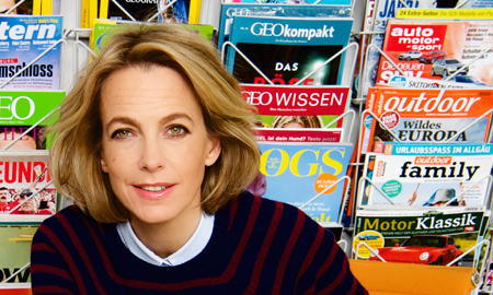 So präsentiert sich Julia Jäkel gerne - in Front von alten Printmarken.