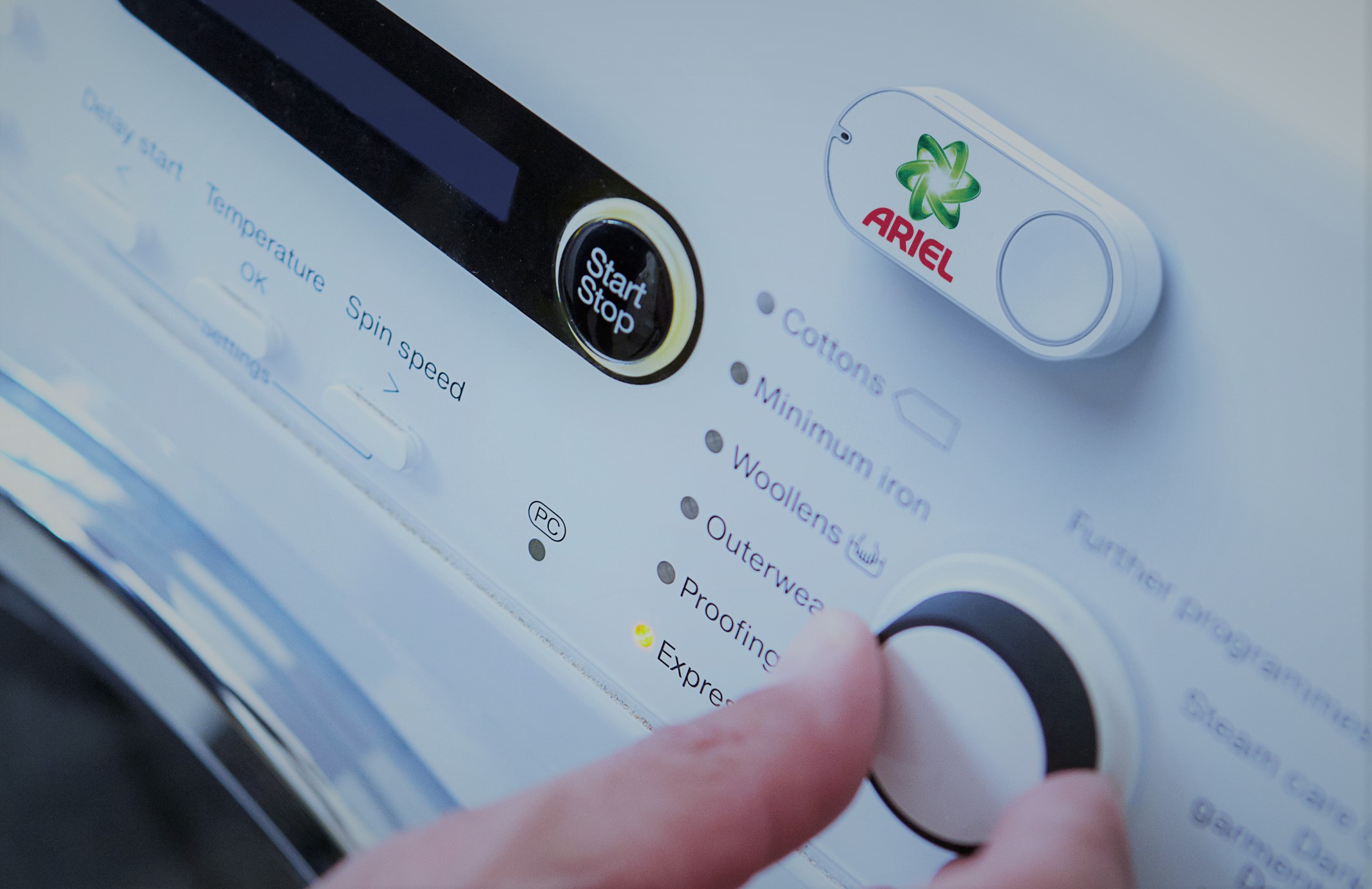 Die Verbraucherzentrale Nordrhein-Westfalen kritisiert die Amazon Dash Buttons. Mit dem Technik-Gimmick lässt sich beispielsweise Waschpulver auf Knopfdruck nachbestellen.