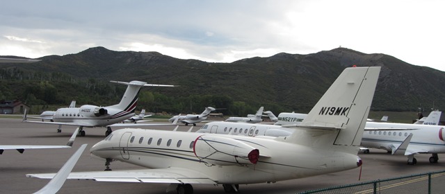 Fast nirgends auf der Welt sieht man so viele Privat-Flugzeuge auf so engem Raum wie am Flughafen Aspen. Luxus pur.