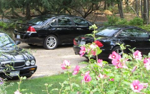 Privatparkplatz eines wohlhabenderen Hauses.