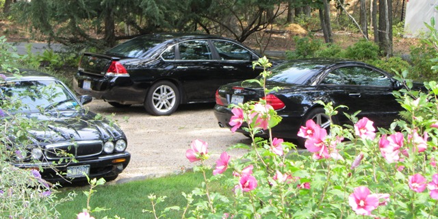 Privatparkplatz eines wohlhabenderen Hauses.