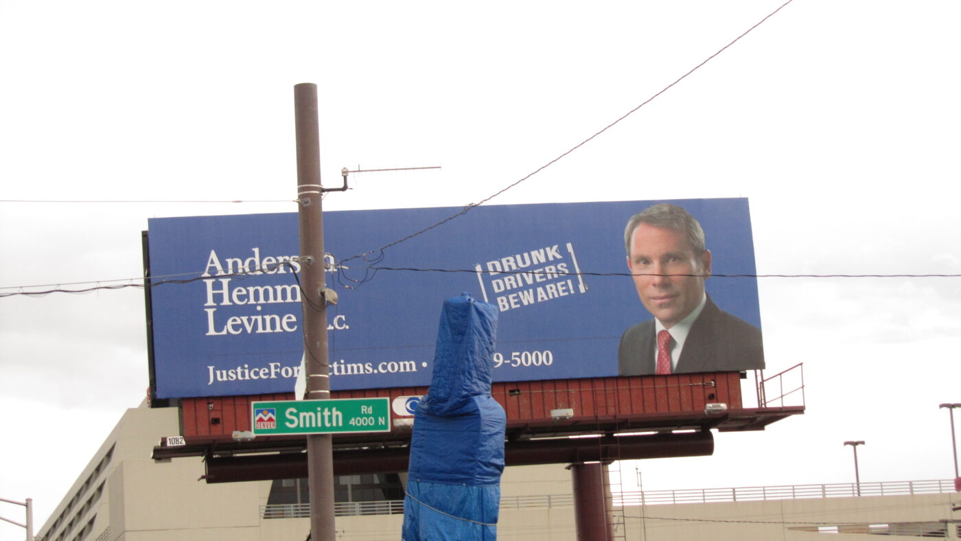 Werbeplakat für einen Anwalt in der US-Stadt Denver, Colorado.