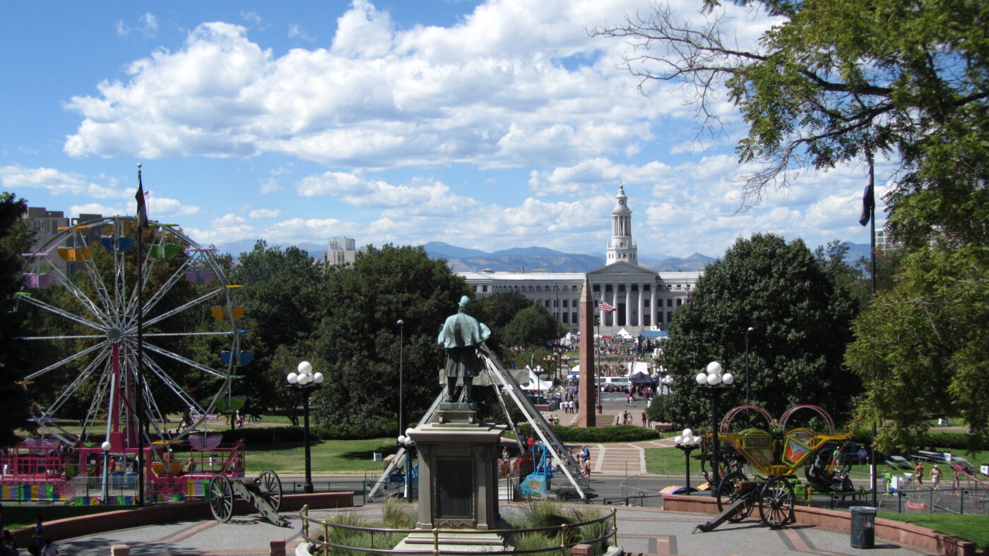 In den USA stehen tausende Häuser, Villen, Ranches und Ländereien billig zum Verkauf. Hier Denver vor den Rocky Mountains. Die Stadt ist viel schöner als ihr Ruf.