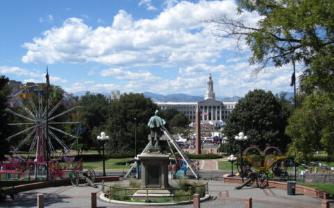 In den USA stehen tausende Häuser, Villen, Ranches und Ländereien billig zum Verkauf. Hier Denver vor den Rocky Mountains. Die Stadt ist viel schöner als ihr Ruf.