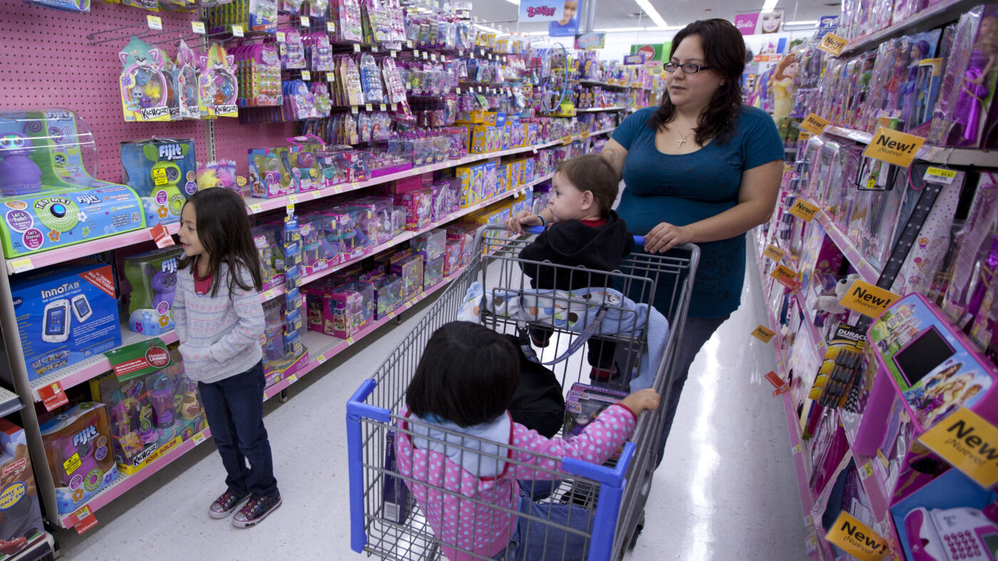 Eine Konsumentin kauft bei Walmart ein. Künftig gibts auch Versicherungen für sie.